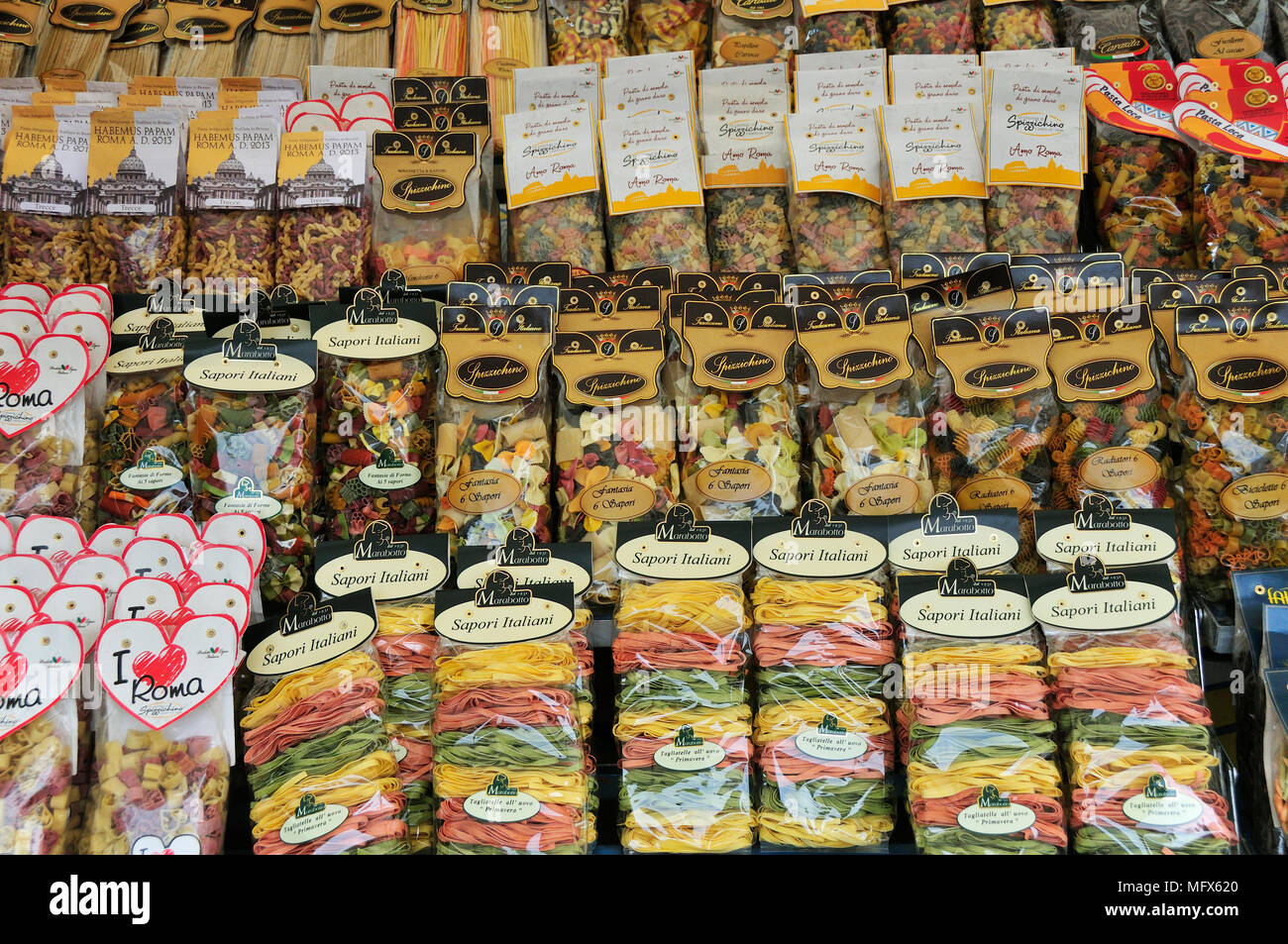 Pasta sulla vendita a Campo de' Fiori mercato alimentare. Roma, Italia Foto Stock