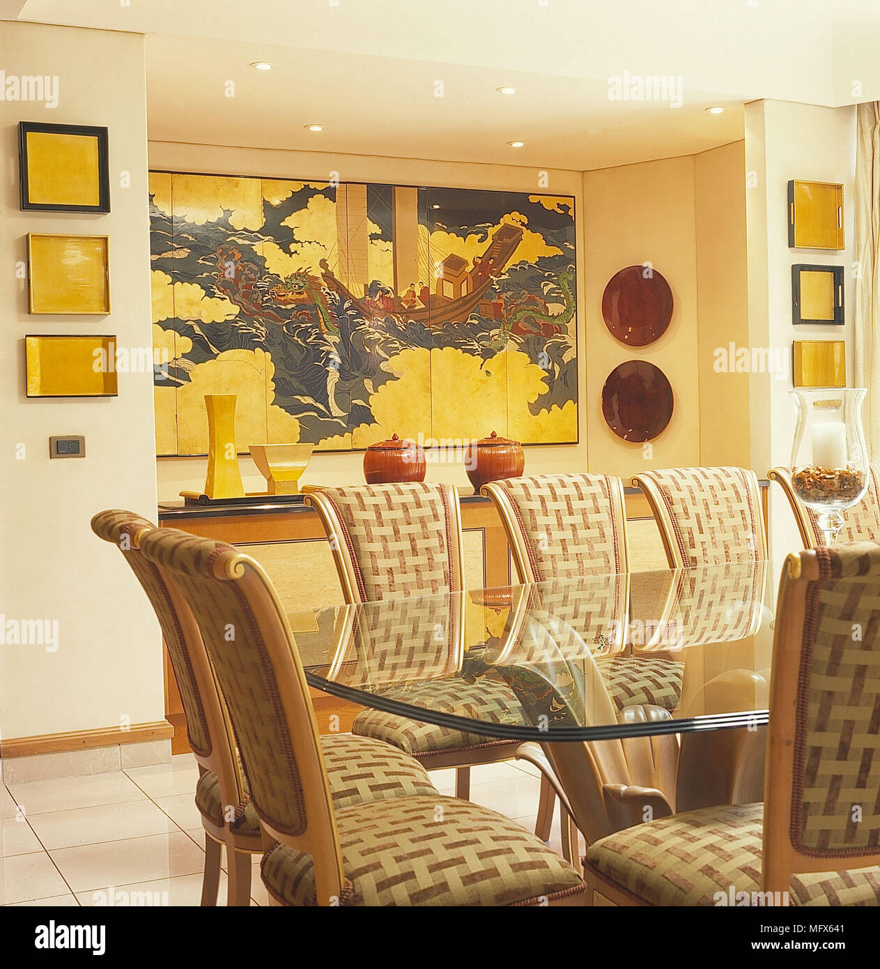 Sala da pranzo pareti bianche pavimento piastrellato tavolo in vetro marrone beige sedie in ceramica piastre display; gli interni camere cinese giapponese vasi uragano la Foto Stock