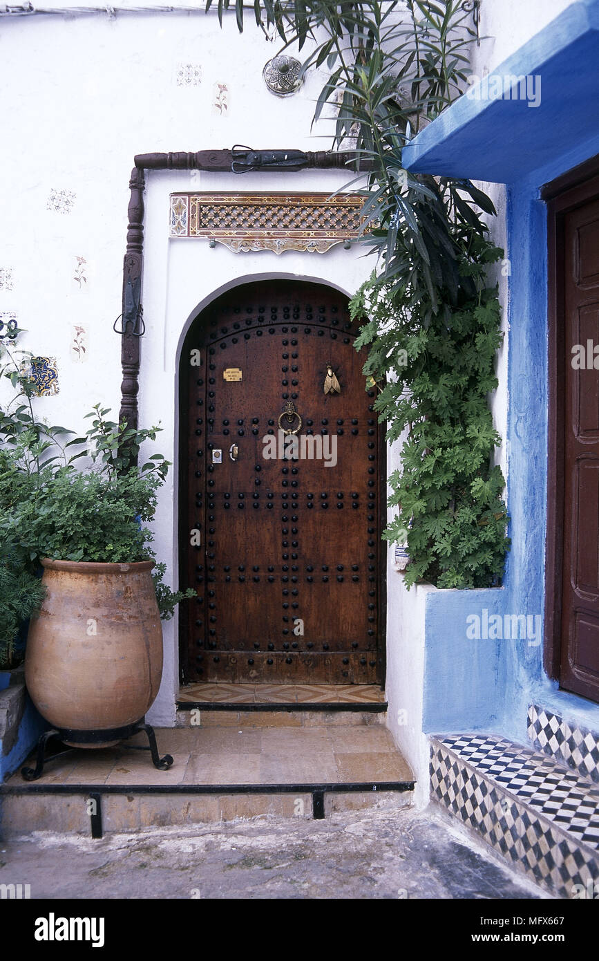 Rustico porta porta in legno ceramica urna portali ingressi nord africana di moroccon Foto Stock