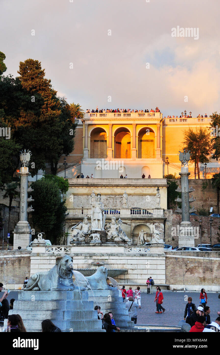 Fontana della Dea Roma (Fontana della Dea di Roma) e la terrazza del Pincio del Pincio. Piazza del Popolo a Roma. Italia Foto Stock