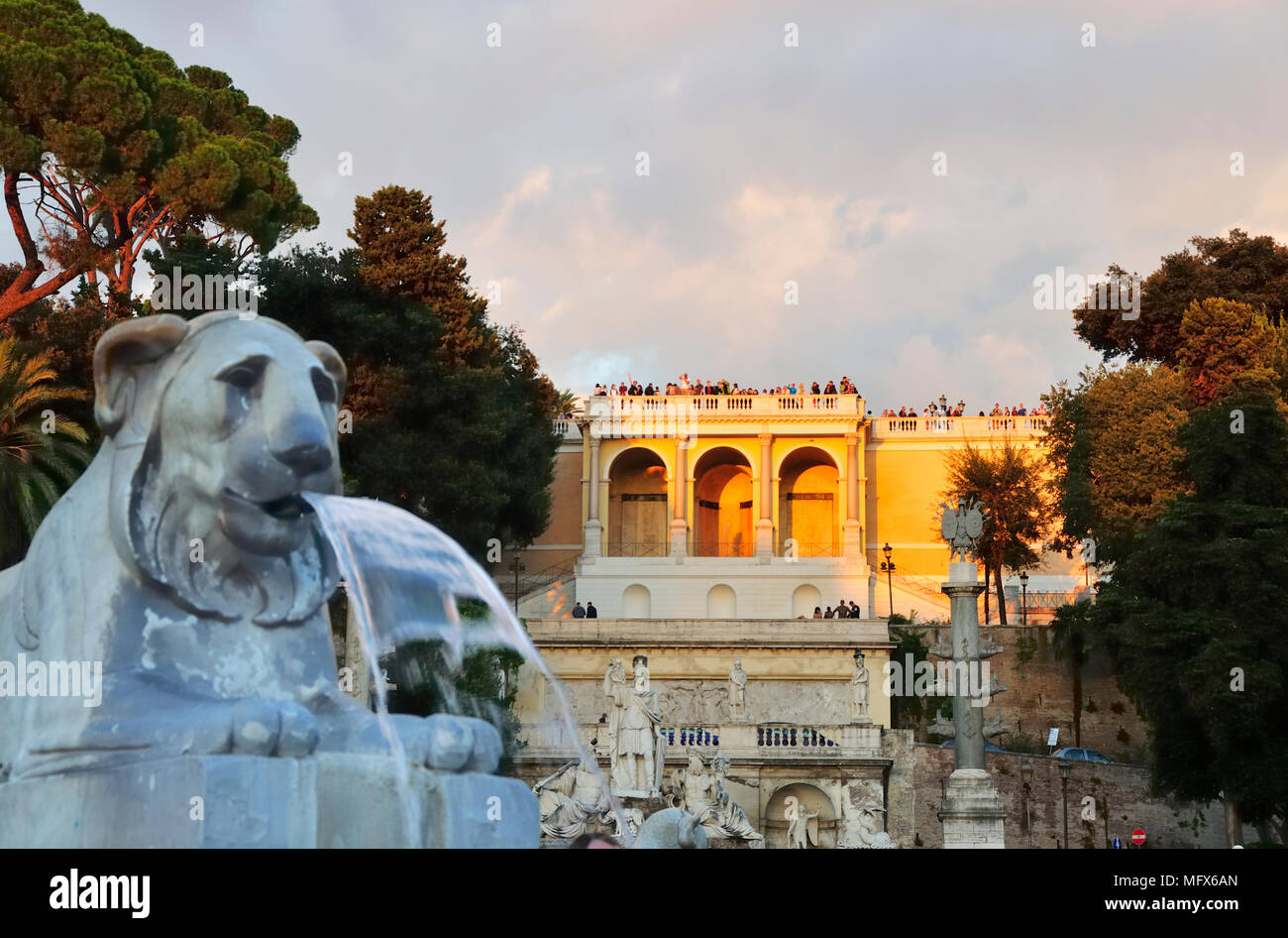 Fontana della Dea Roma (Fontana della Dea di Roma) e la terrazza del Pincio del Pincio. Piazza del Popolo a Roma. Italia Foto Stock