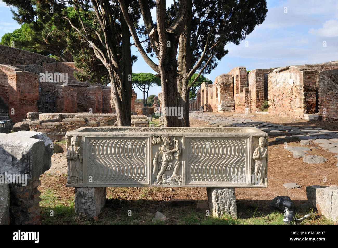 Tomba romana di Ostia Antica. In corrispondenza della foce del fiume Tevere, Ostia Roma era il porto marittimo di duemila anni fa. Italia Foto Stock