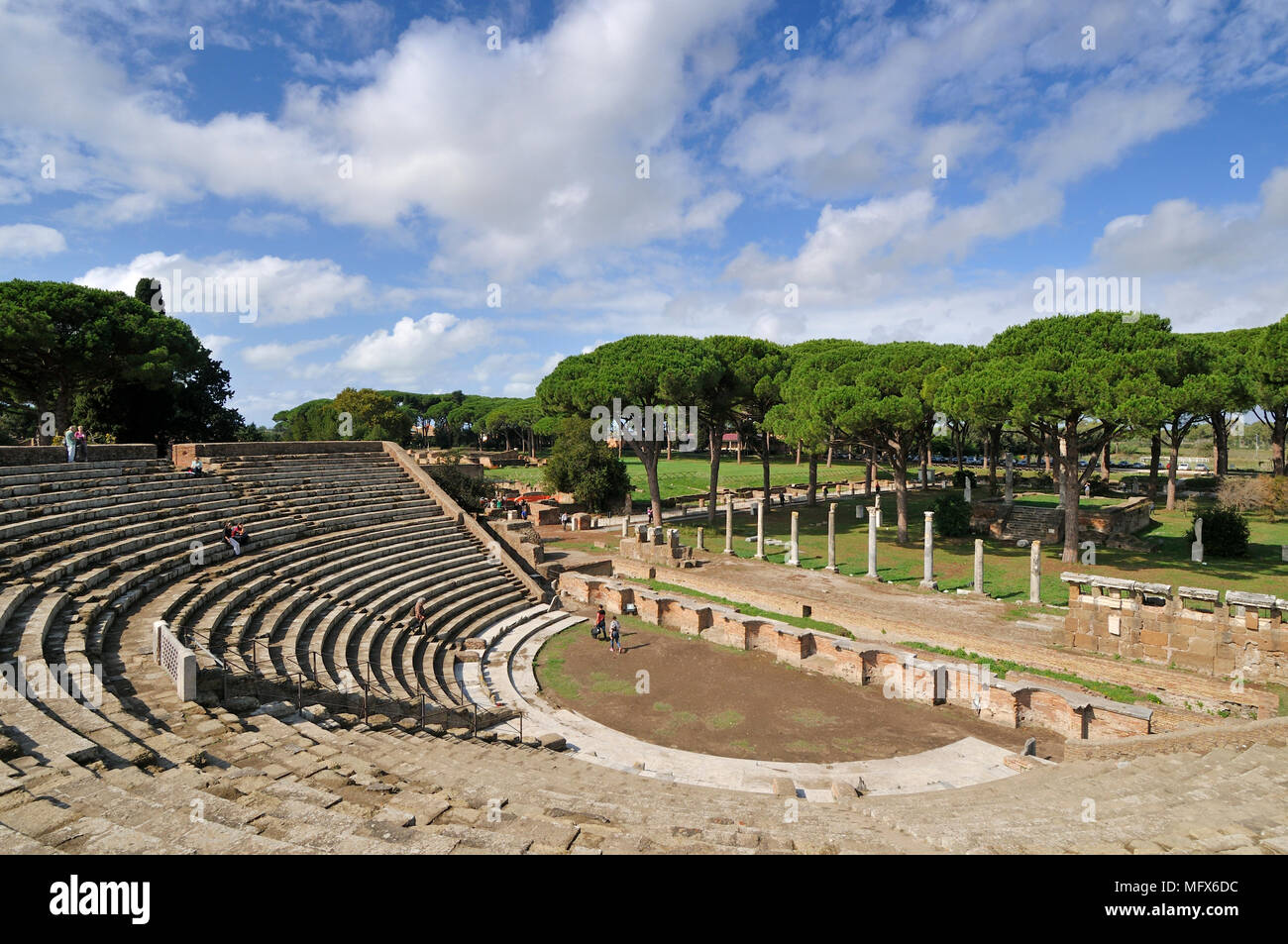 Il teatro e in background, la piazza del mercato di Ostia Antica. In  corrispondenza della foce del fiume Tevere, Ostia era Roma il seaport  duemila anni ag Foto stock - Alamy