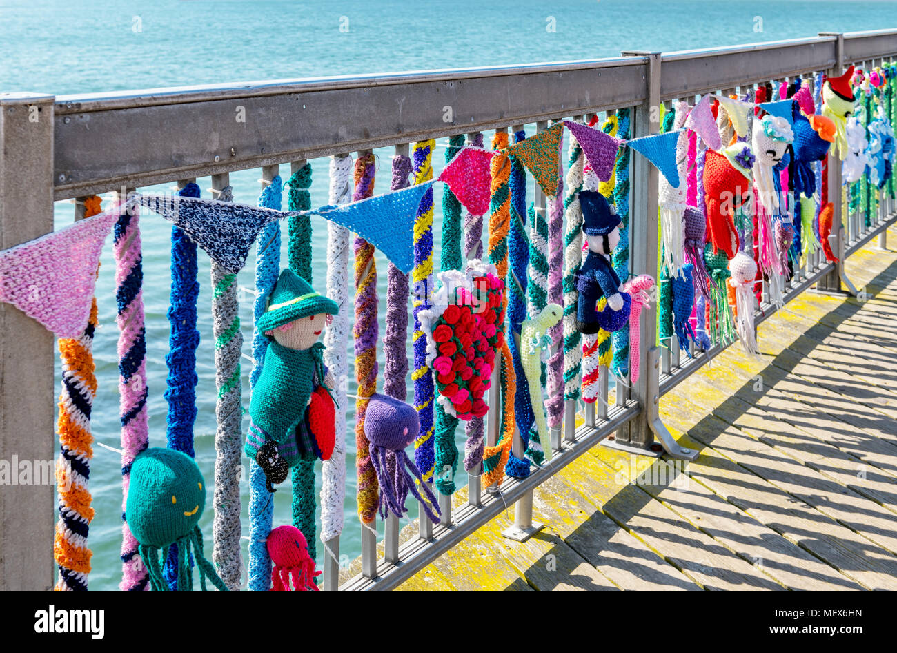 Un recinto a Herne Bay pier coperti in maglia bambole e ornamenti Foto Stock