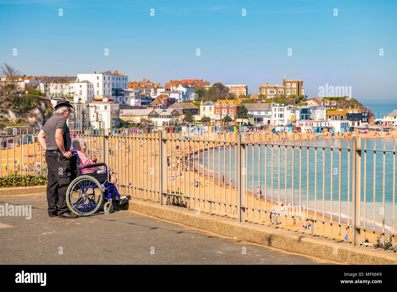 Donna disabile e accompagnatore guardando sopra la spiaggia di Viking Bay Broadstairs Foto Stock