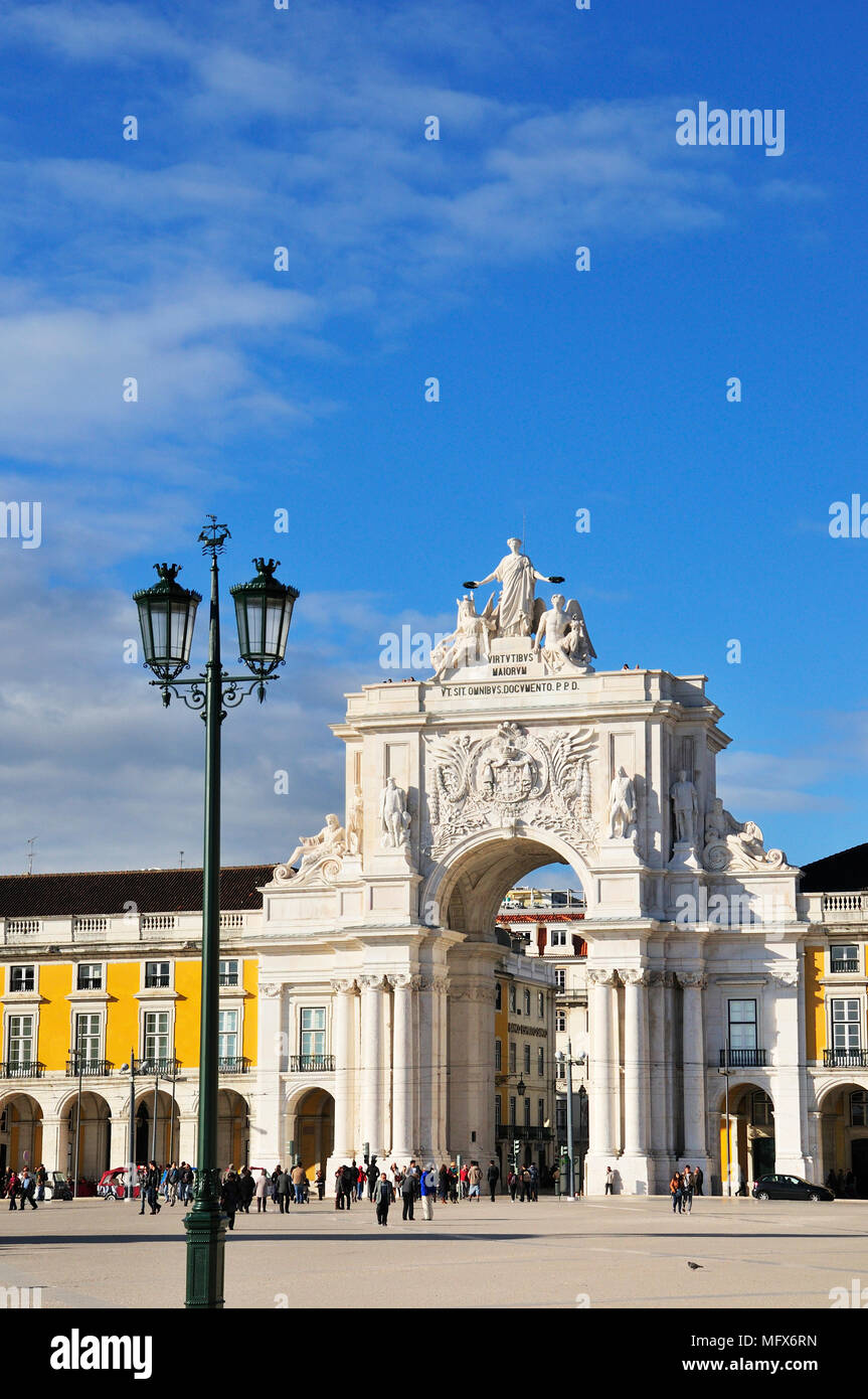 Terreiro do Paço e la Rua Augusta Arch, uno dei centri della città storica. Lisbona, Portogallo Foto Stock
