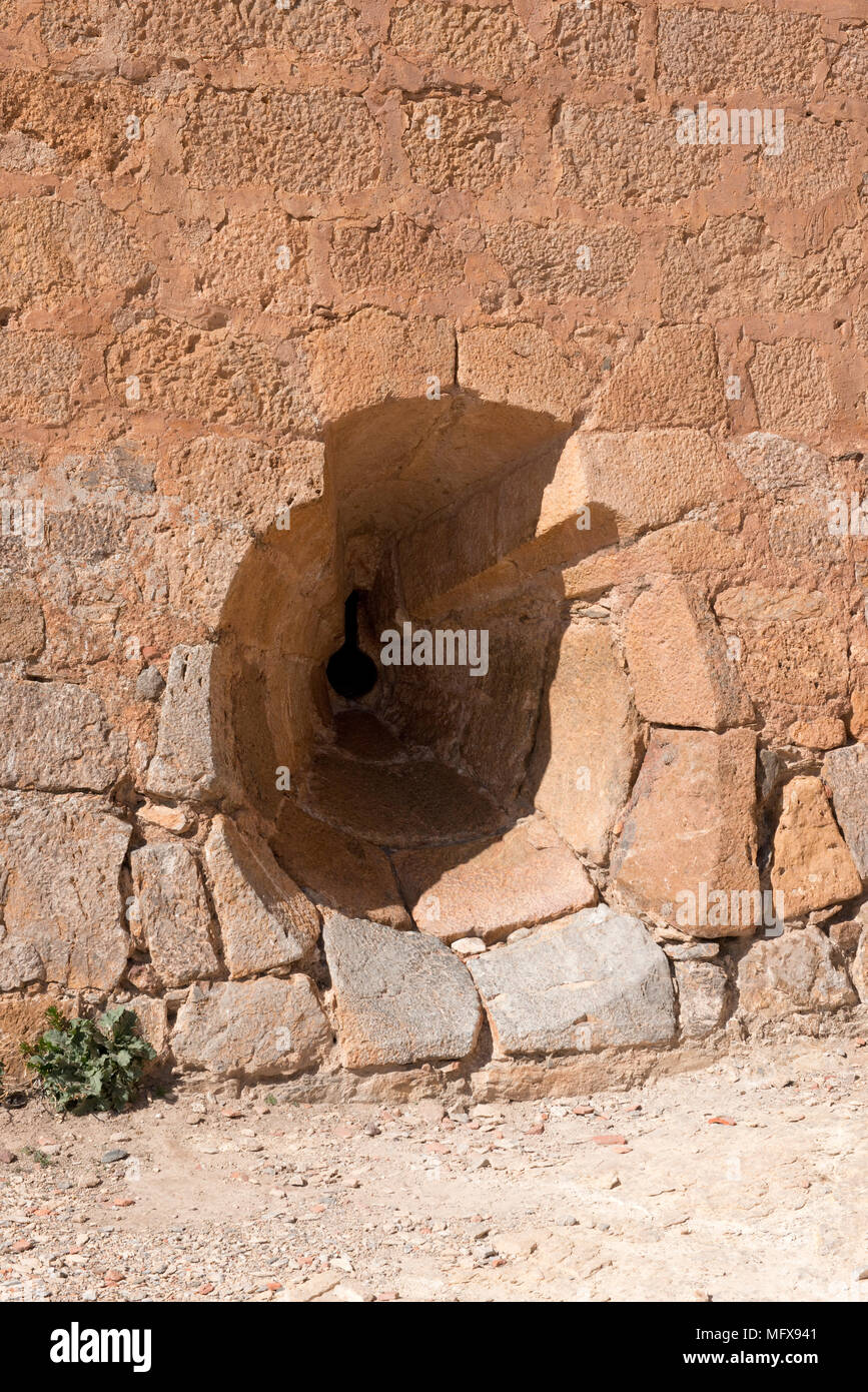 Divaricati squarcio nella parete del castello per cannone difensive fire. Castello di Castillo de la Calahorra. Provincia di Granada, Andalusia, Spagna meridionale Foto Stock