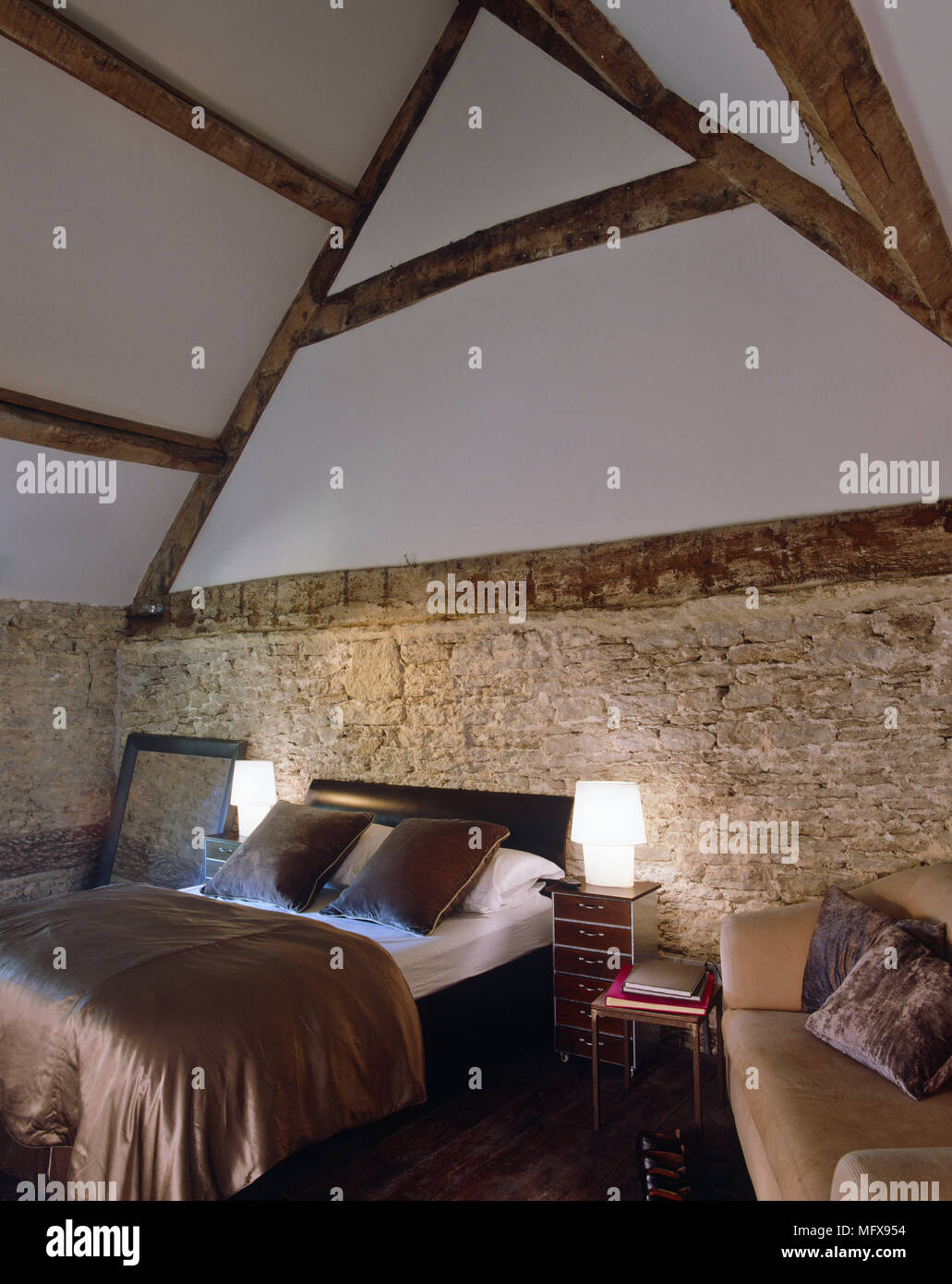 Le lampade accese sul comodino accanto al letto matrimoniale in stile  country camera da letto Foto stock - Alamy