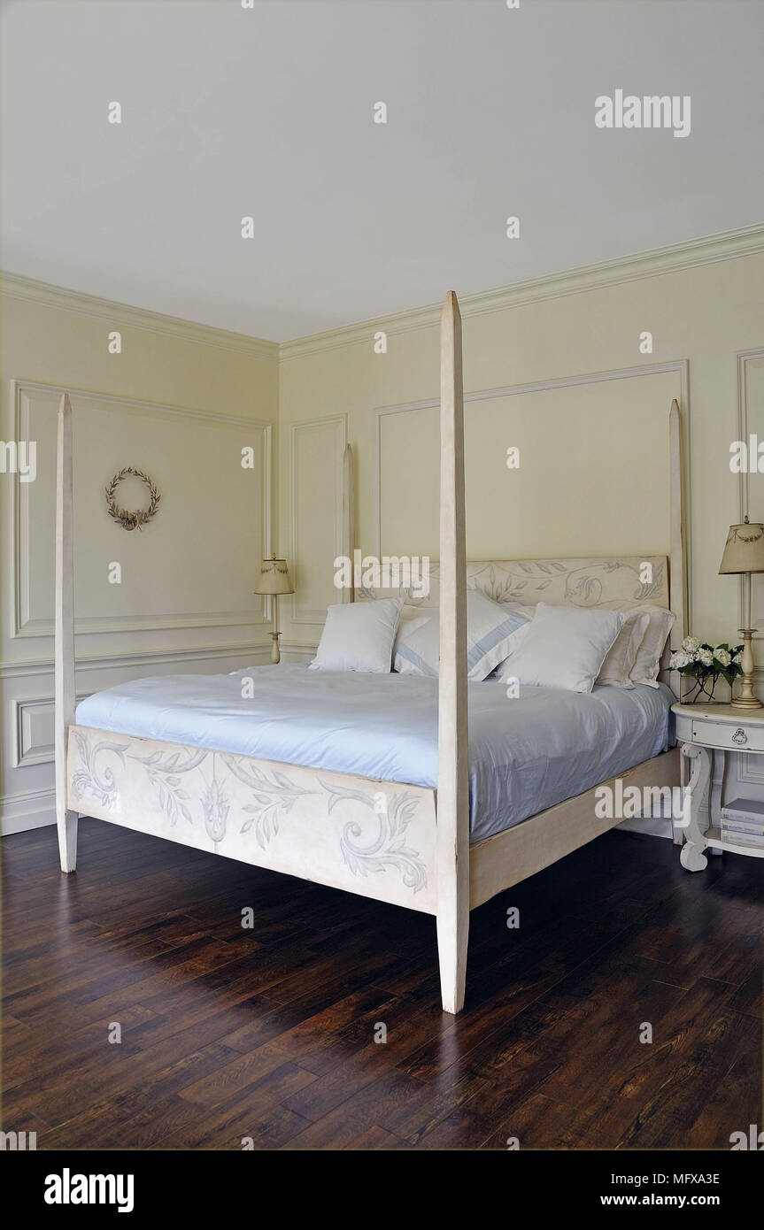 Camera doppia con letto a baldacchino letto in stile tradizionale camera da letto in posizione neutrale tomi Foto Stock