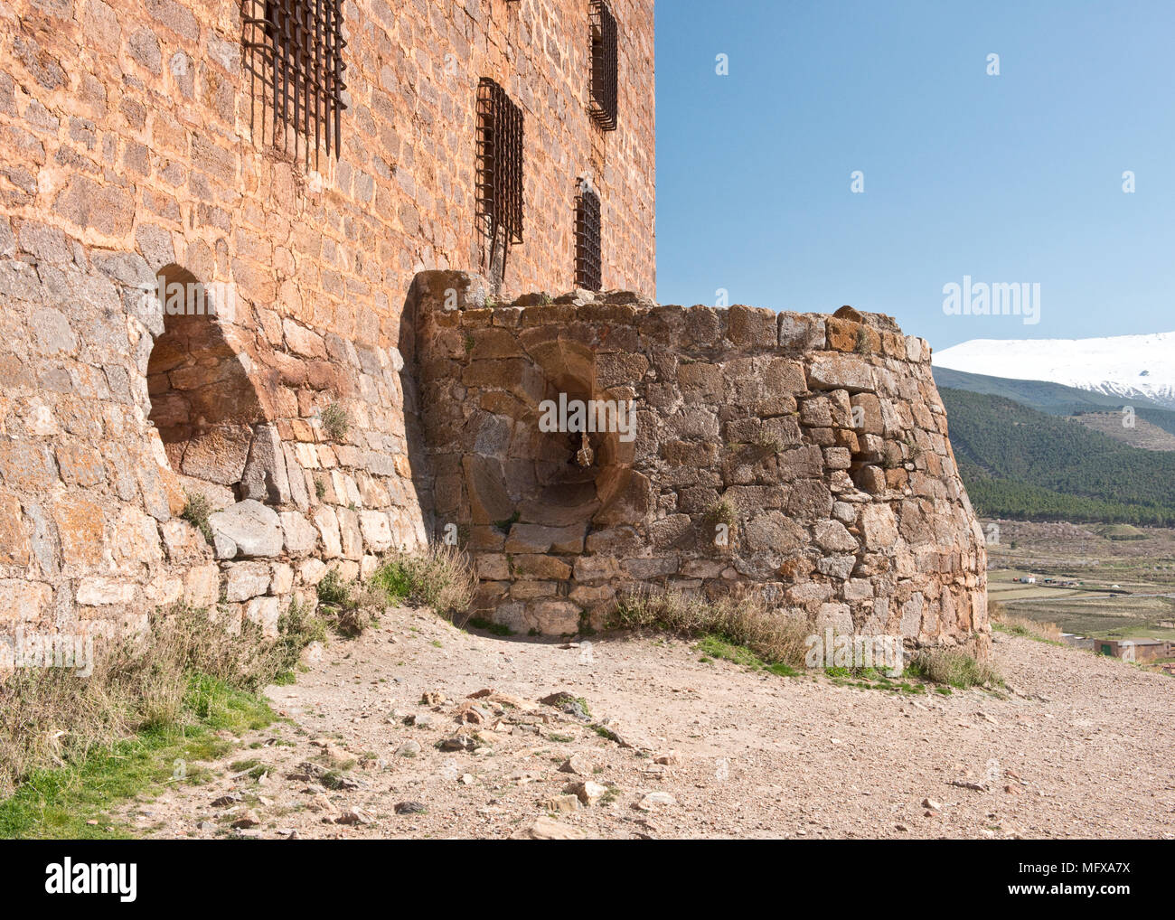 Divaricati squarcio nella parete del castello per cannone difensive fire. Castello di Castillo de la Calahorra. Provincia di Granada, Andalusia, Spagna meridionale Foto Stock