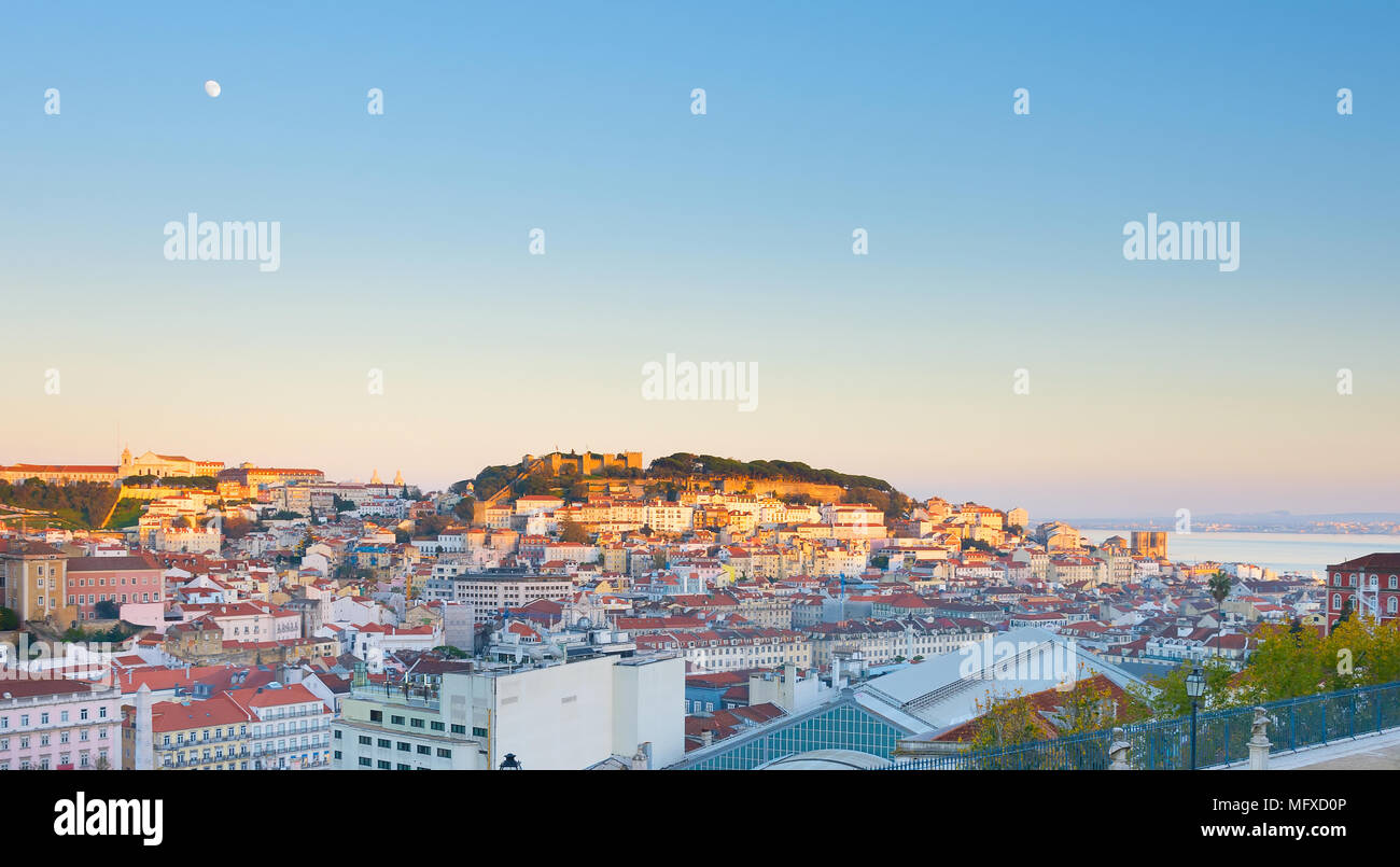 Panorama di Lisbona da Sao Pedro de Alcantara viewpoint. Portogallo Foto Stock
