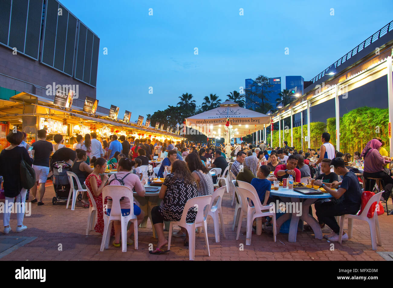 SINGAPORE - Jan 14, 2017 : la gente a popolari food court a Singapore. Il cibo poco costoso tribunali sono numerose in città quindi la maggior parte degli abitanti di Singapore cenare fuori un Foto Stock