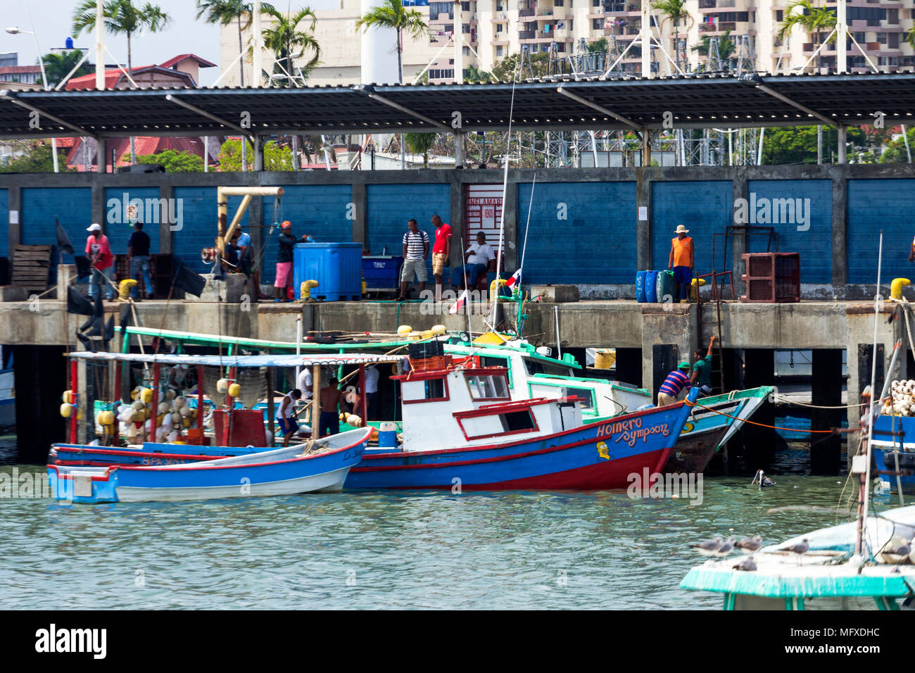 Barche da pesca a Panama City mercato del pesce Foto Stock