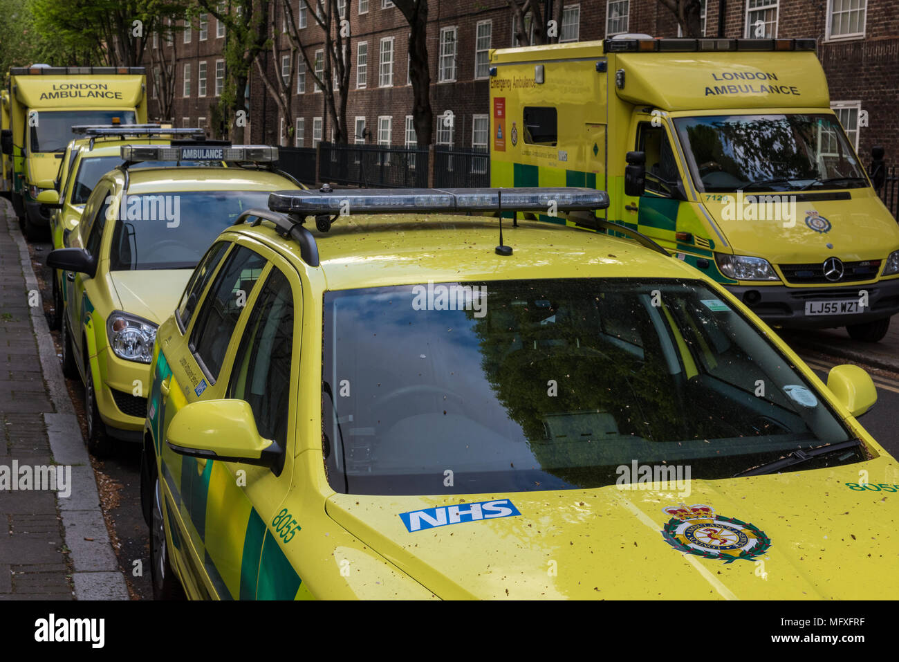 Londra servizio ambulanza veicoli al di fuori della sede dell'edificio metroplolitan a Waterloo Road central London. Paramedic automezzi pronti. Foto Stock