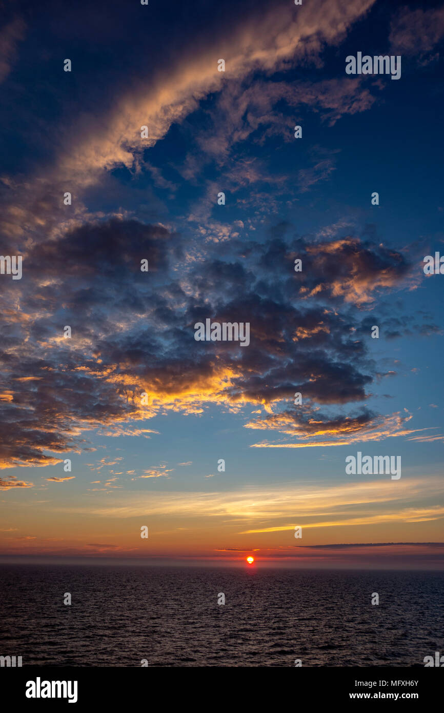 Luglio tramonto attraversando il Circolo Polare Artico Foto Stock