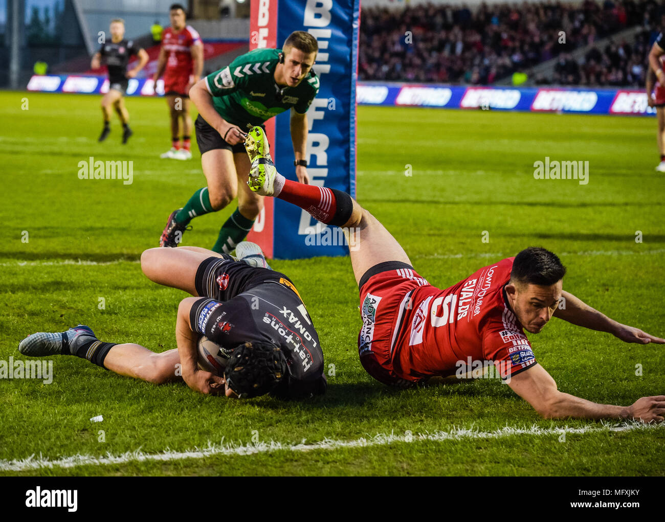 Manchester, Regno Unito. Il 26 aprile 2018 , AJ Bell Stadium, Manchester, Inghilterra; Betfred Super League Rugby, Round 13, Salford Red Devils v St Helens ; Jonny Lomax di St Helens va oltre il n. Provare a credito: News immagini /Alamy Live News Foto Stock