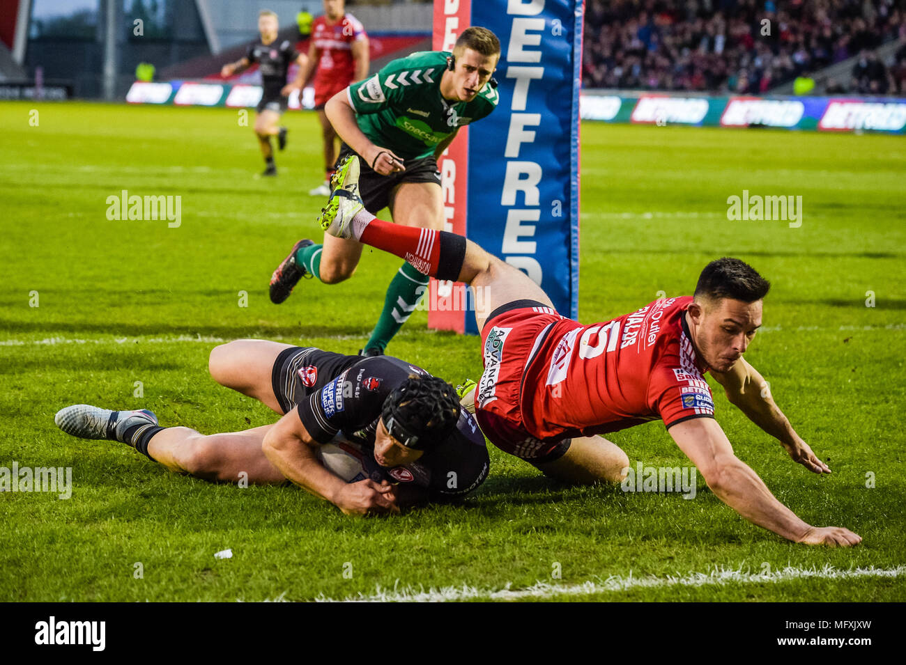 Manchester, Regno Unito. Il 26 aprile 2018 , AJ Bell Stadium, Manchester, Inghilterra; Betfred Super League Rugby, Round 13, Salford Red Devils v St Helens ; Jonny Lomax di St Helens va oltre il n. Provare a credito: News immagini /Alamy Live News Foto Stock