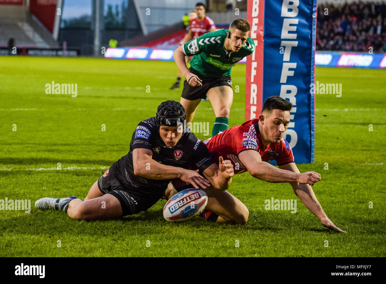 Manchester, Regno Unito. Il 26 aprile 2018 , AJ Bell Stadium, Manchester, Inghilterra; Betfred Super League Rugby, Round 13, Salford Red Devils v St Helens ; Jonny Lomax di St Helens va oltre il n. Provare a credito: News immagini /Alamy Live News Foto Stock