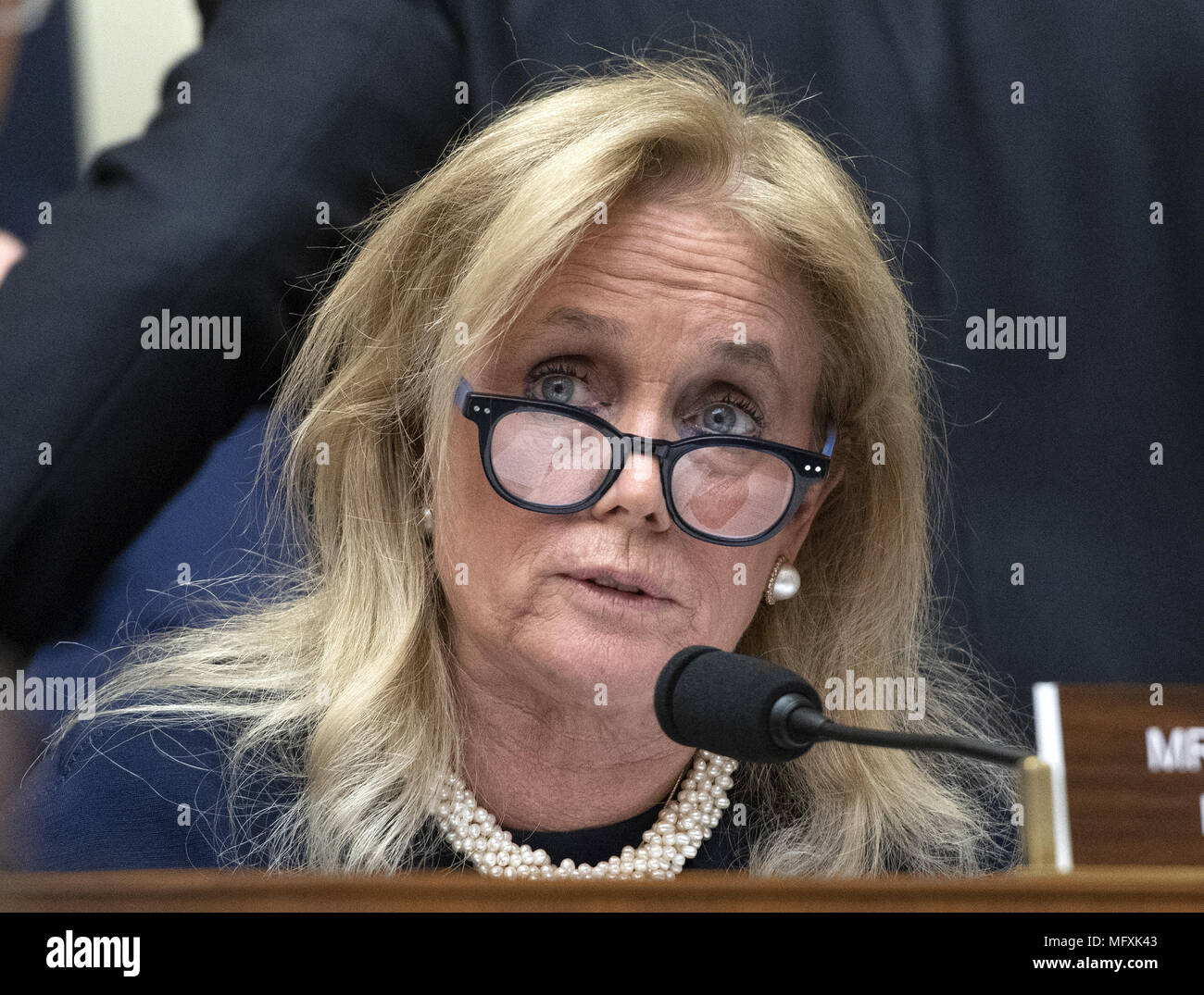 Washington, Distretto di Columbia, Stati Uniti d'America. 26 apr, 2018. Rappresentante degli Stati Uniti Debbie Dingell (Democratico del Michigan) domande Scott Pruitt, amministratore, US Environmental Protection Agency (EPA) come egli testimonia davanti la casa di noi Comitato per l'energia e commercio sull'anno fiscale 2019 Agenzia per la Protezione Ambientale del bilancio sul Campidoglio di Washington, DC il giovedì 26 aprile, 2018. Pruitt è stato ampiamente messo in dubbio circa la sua spesa etica e decade mentre è in esecuzione l'APE.Credit: Ron Sachs/CNP Credito: Ron Sachs/CNP/ZUMA filo/Alamy Live News Foto Stock