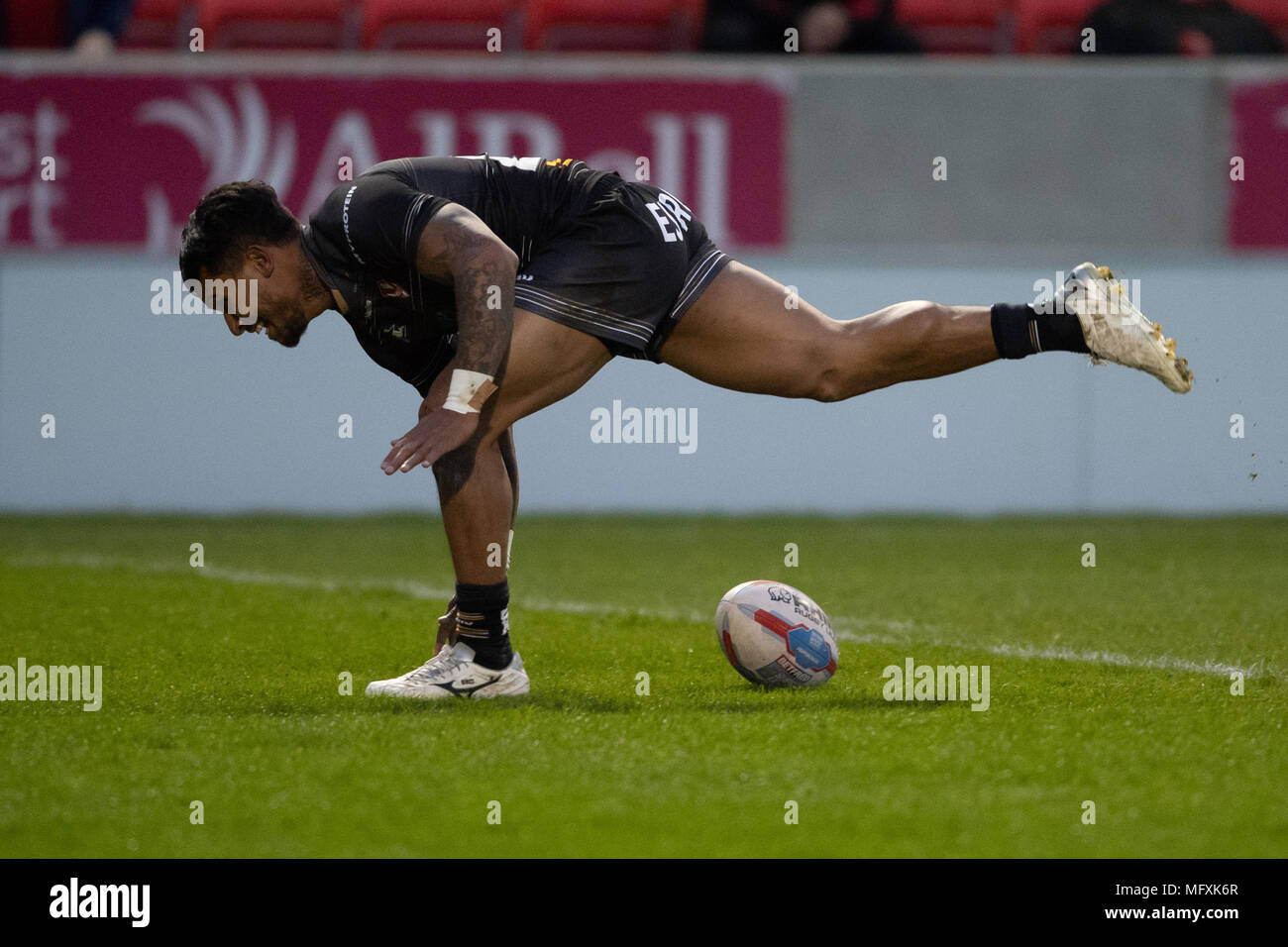 Manchester, Regno Unito. Sant Helens del Ben Barba punteggi a provare il 26 aprile 2018 , AJ Bell Stadium, Manchester, Inghilterra; Betfred Super League Rugby, Round 13, Salford Red Devils v St Helens ; credito: News immagini /Alamy Live News Foto Stock