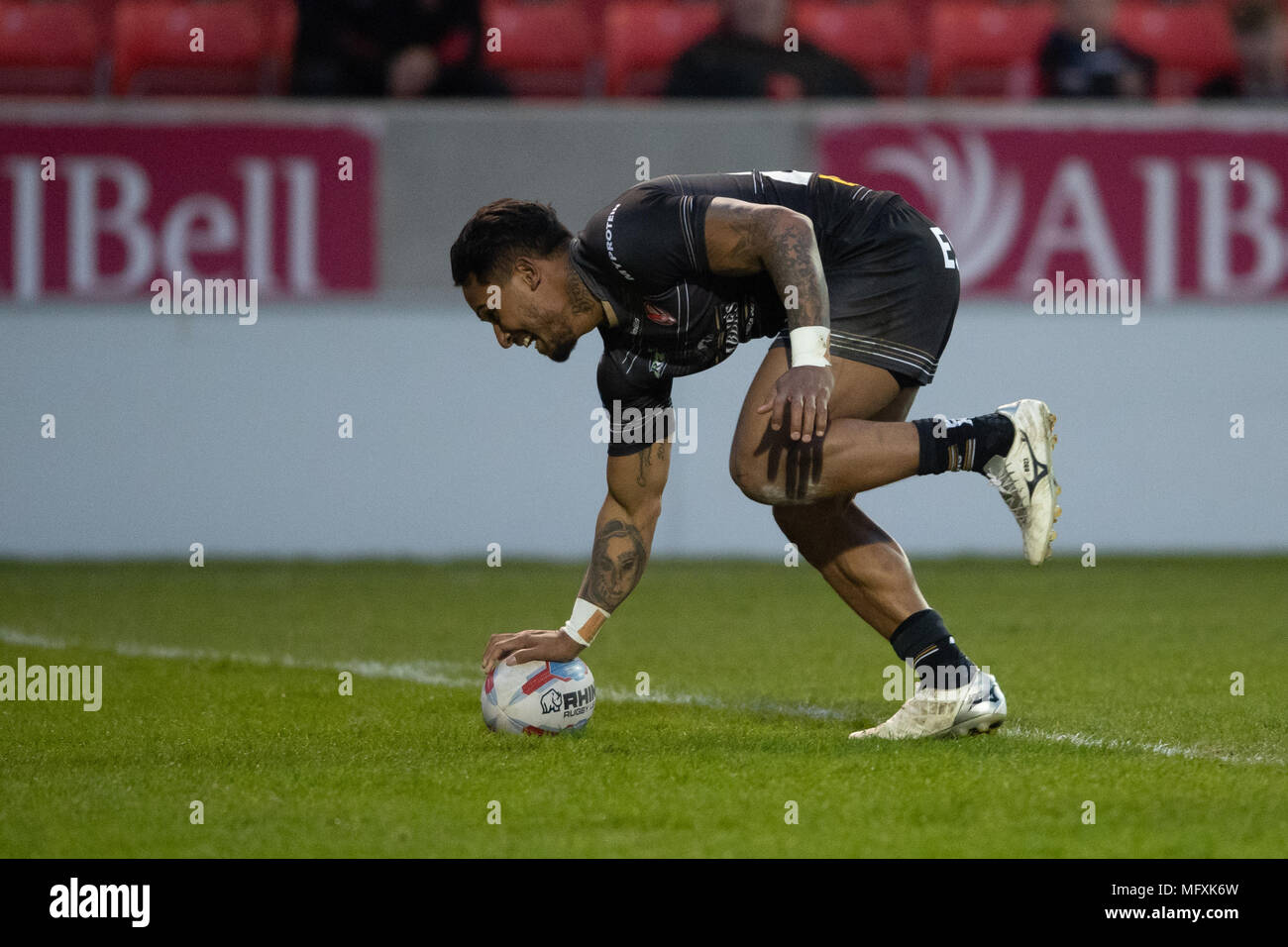 Manchester, Regno Unito. Sant Helens del Ben Barba punteggi a provare il 26 aprile 2018 , AJ Bell Stadium, Manchester, Inghilterra; Betfred Super League Rugby, Round 13, Salford Red Devils v St Helens ; credito: News immagini /Alamy Live News Foto Stock