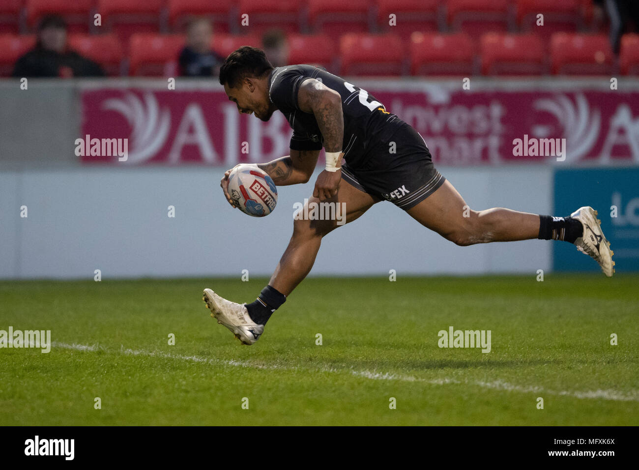 Manchester, Regno Unito. Sant Helens del Ben Barba punteggi a provare il 26 aprile 2018 , AJ Bell Stadium, Manchester, Inghilterra; Betfred Super League Rugby, Round 13, Salford Red Devils v St Helens ; credito: News immagini /Alamy Live News Foto Stock