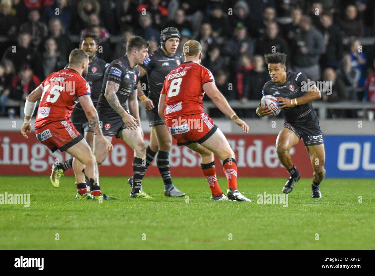Manchester, Regno Unito. Il 26 aprile 2018 , AJ Bell Stadium, Manchester, Inghilterra; Betfred Super League Rugby, Round 13, Salford Red Devils v St Helens ; Regan grazia di St Helens attacca la difesa di Salford Credito: News immagini /Alamy Live News Foto Stock