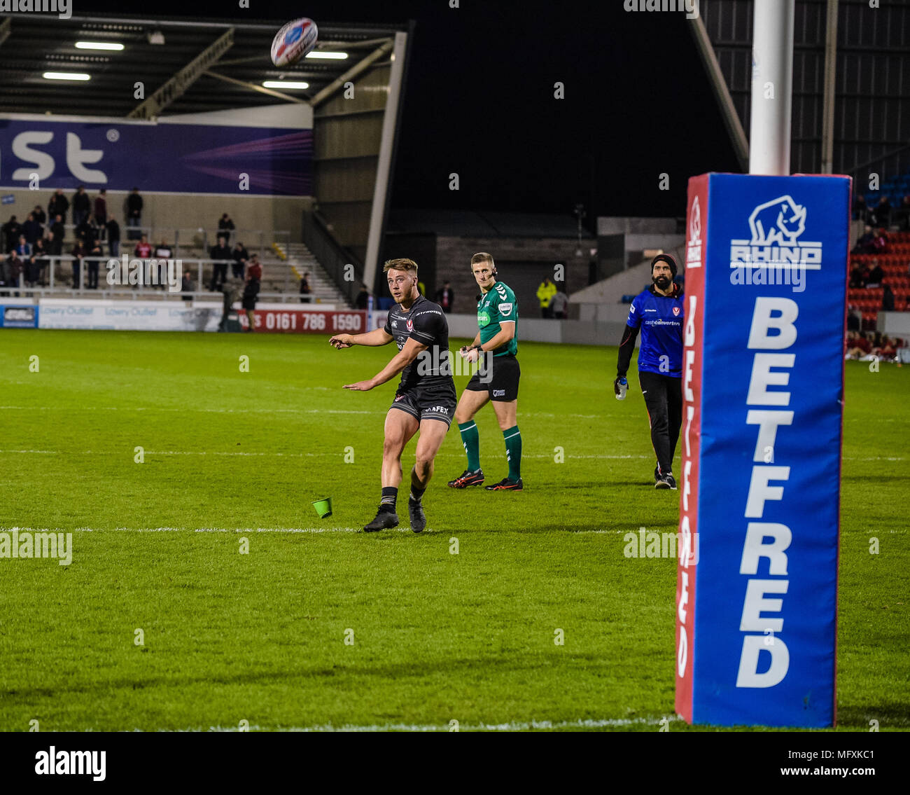 Manchester, Regno Unito. Il 26 aprile 2018 , AJ Bell Stadium, Manchester, Inghilterra; Betfred Super League Rugby, Round 13, Salford Red Devils v St Helens ; Danny Richardson di St Helens converte Credito: News immagini /Alamy Live News Foto Stock