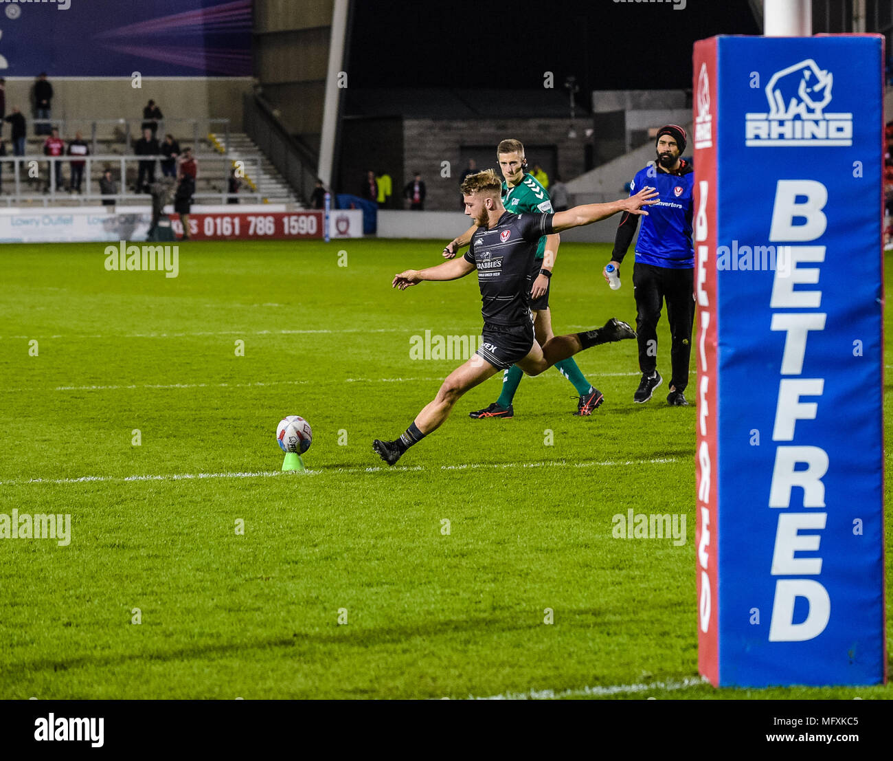 Manchester, Regno Unito. Il 26 aprile 2018 , AJ Bell Stadium, Manchester, Inghilterra; Betfred Super League Rugby, Round 13, Salford Red Devils v St Helens ; Danny Richardson di St Helens converte Credito: News immagini /Alamy Live News Foto Stock