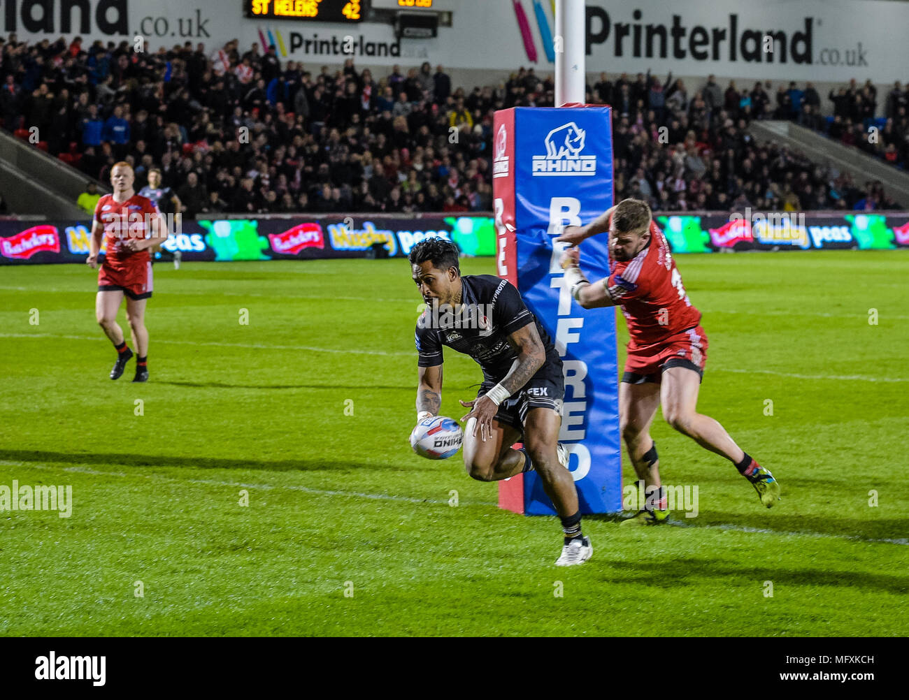 Manchester, Regno Unito. Il 26 aprile 2018 , AJ Bell Stadium, Manchester, Inghilterra; Betfred Super League Rugby, Round 13, Salford Red Devils v St Helens ; Ben Barba di St Helens passa per una prova a credito: News immagini /Alamy Live News Foto Stock