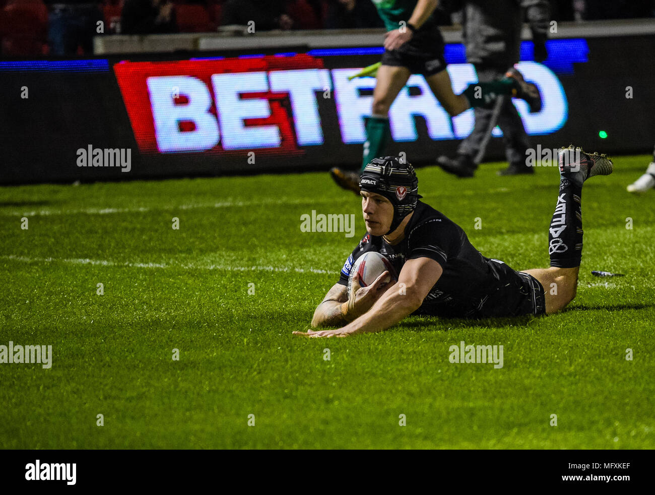 Manchester, Regno Unito. Il 26 aprile 2018 , AJ Bell Stadium, Manchester, Inghilterra; Betfred Super League Rugby, Round 13, Salford Red Devils v St Helens ; Theo Fages di St Helens passa per una prova a credito: News immagini /Alamy Live News Foto Stock