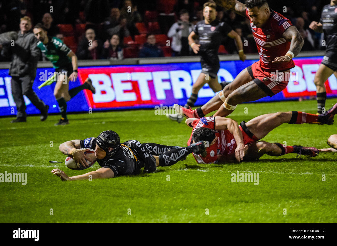 Manchester, Regno Unito. Il 26 aprile 2018 , AJ Bell Stadium, Manchester, Inghilterra; Betfred Super League Rugby, Round 13, Salford Red Devils v St Helens ; Theo Fages di St Helens passa per una prova a credito: News immagini /Alamy Live News Foto Stock