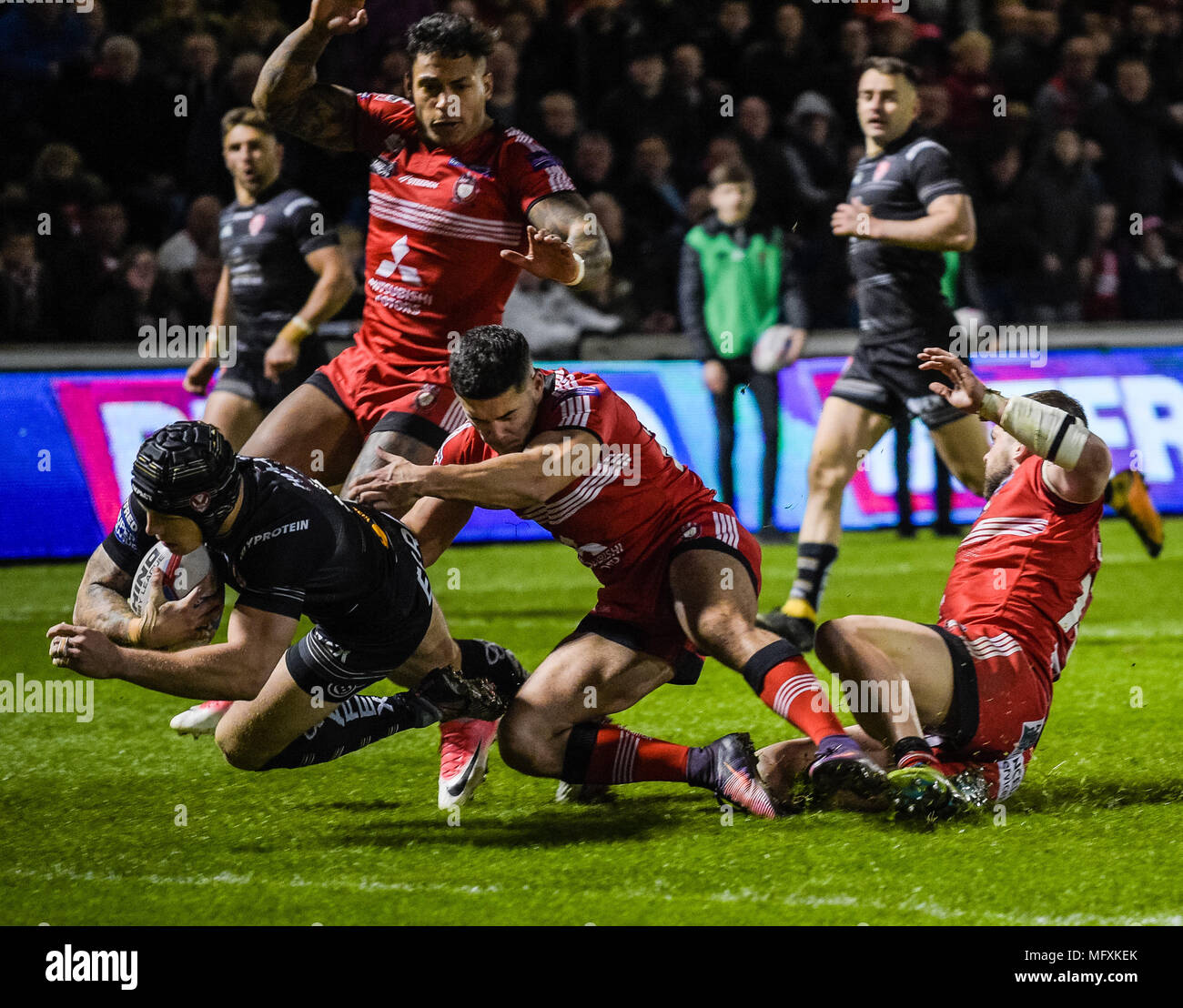 Manchester, Regno Unito. Il 26 aprile 2018 , AJ Bell Stadium, Manchester, Inghilterra; Betfred Super League Rugby, Round 13, Salford Red Devils v St Helens ; Theo Fages di St Helens passa per una prova a credito: News immagini /Alamy Live News Foto Stock