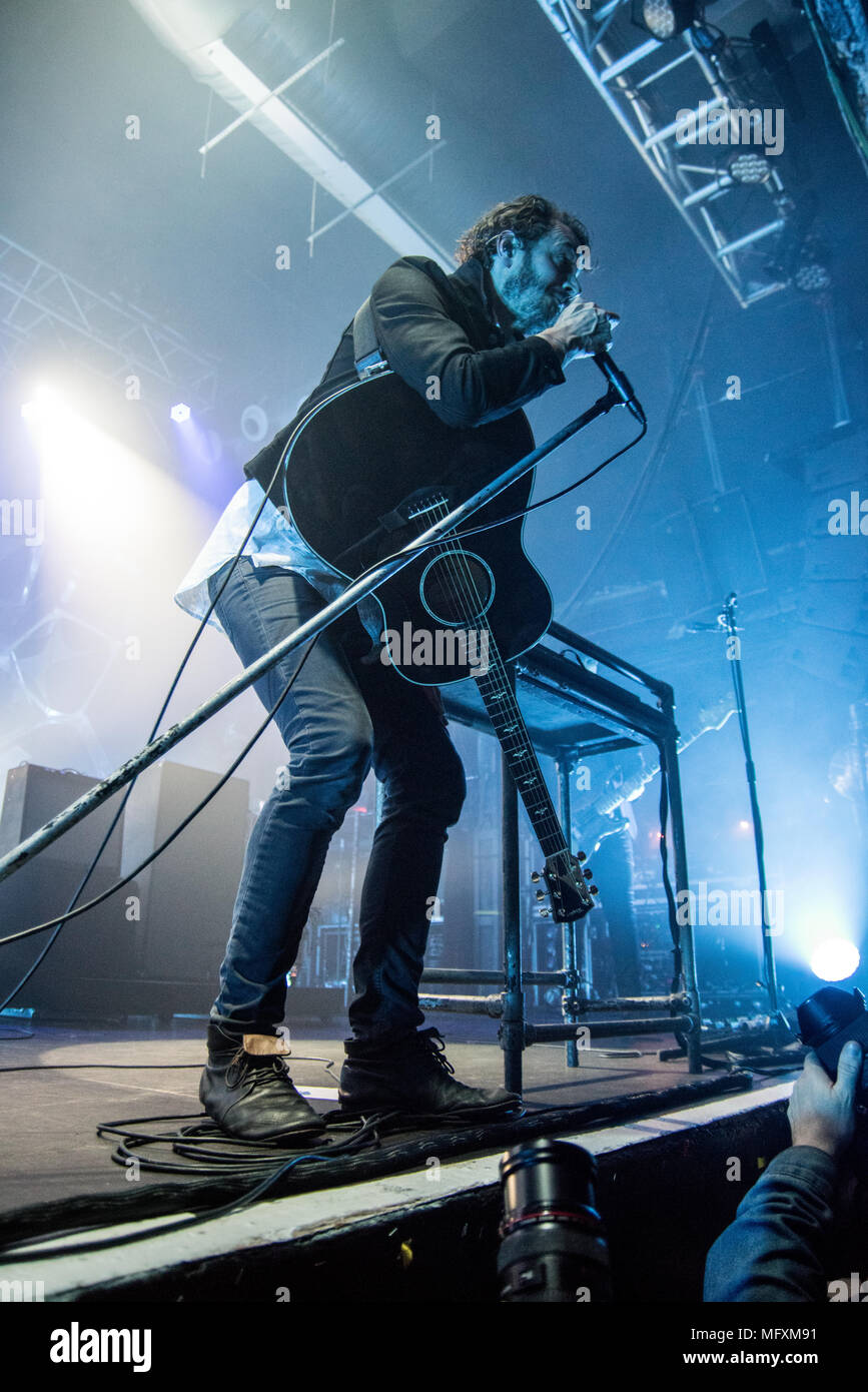 Barcellona, Spagna. Il 26 aprile 2018. Gli Editors' cantante e chitarrista, Tom Smith, durante la band di concerto presso il Razzmatazz. Víctor Parreño/Alamy Live News Foto Stock