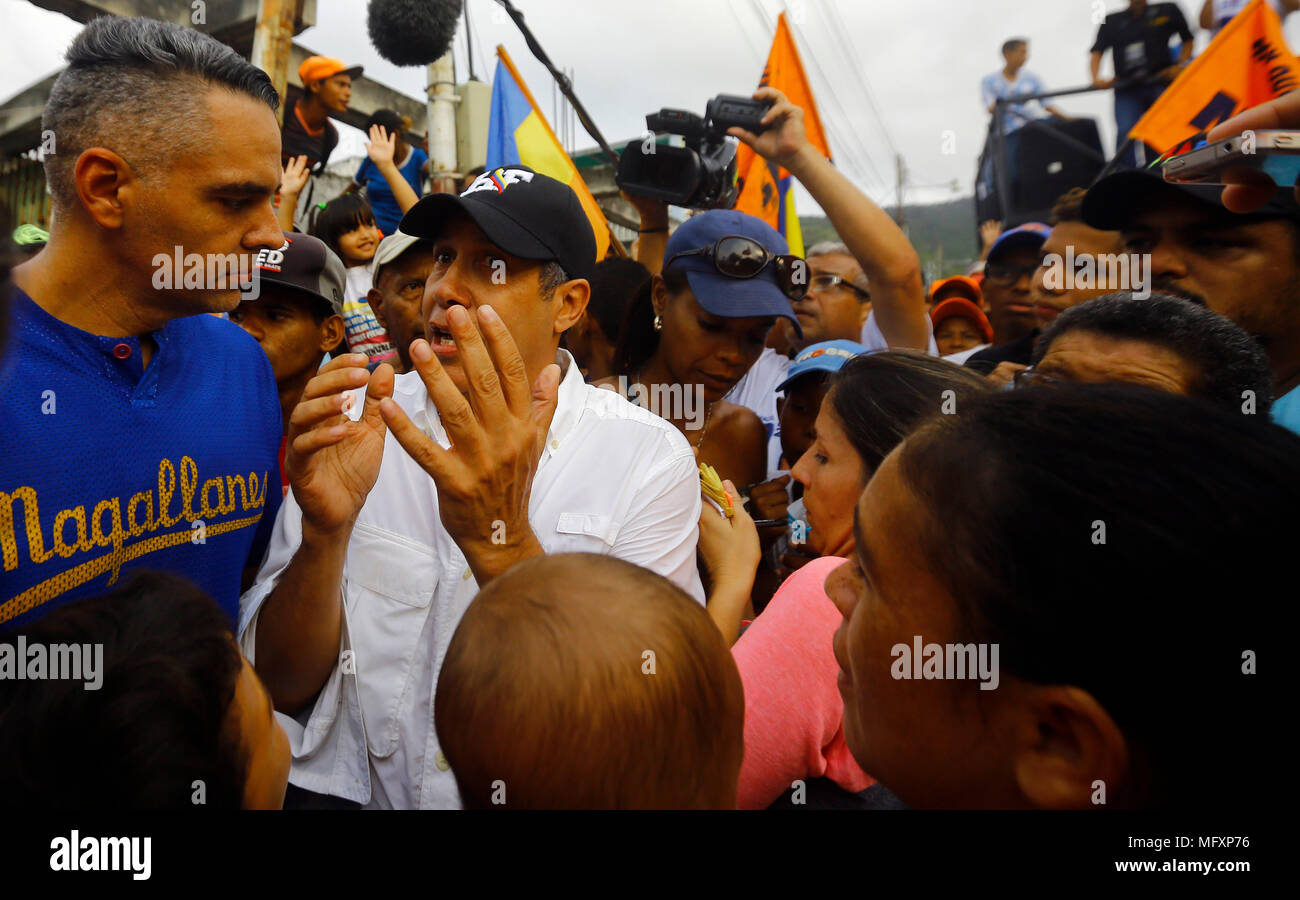 Puerto Cabello, Carabobo, Venezuela. 26 apr, 2018. Aprile 26, 2018. Henry Falcon (c), assistente presidenziale, hanno visitato la zona popolosa ''La sorpresa'' a Puerto Cabello, Carabobo stato. Foto: Juan Carlos Hernandez Credito: Juan Carlos Hernandez/ZUMA filo/Alamy Live News Foto Stock