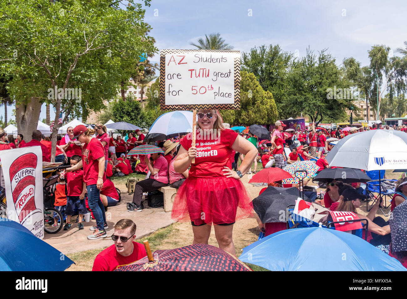 Phoenix, Stati Uniti d'America, 26 Aprile, 2018 #RedForEd Marzo - AZ gli studenti sono tutu grande per il cinquantesimo posto. Credito: Michelle Jones - Arizona/Alamy Live News. Foto Stock