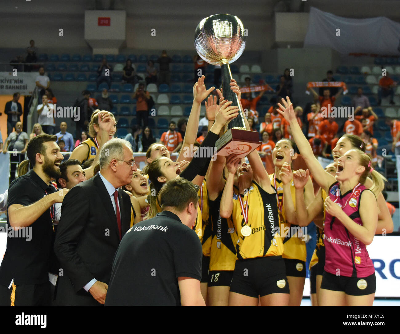 (180427) -- Istanbul, 27 aprile 2018 (Xinhua) -- Vakifbank giocatori sollevare il trofeo dopo la quinta tappa della partita del il 2017-2018 le donne turche Lega Volley serie finale tra Vakifbank e Eczacibasi di Istanbul, in Turchia, il 26 aprile 2018. Vakifbank ha vinto la partita 3-0 e rivendicato il campione con 3-2 in totale.(Xinhua/Egli Canling) Foto Stock