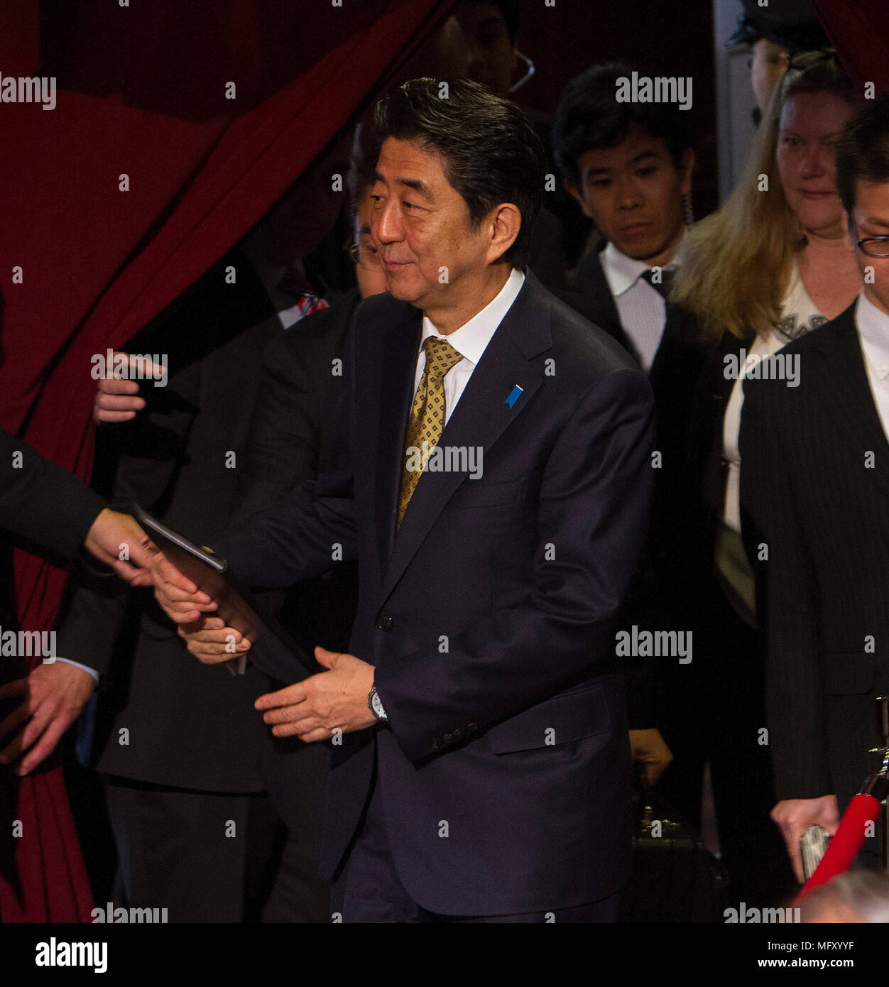 Aprile 27, 2015: la Harvard University di Cambridge, MA USA: Shinzo Abe, Primo Ministro del Giappone in arrivo presso la John F. Kennedy School of Government presso la Harvard University di Cambridge, MA. Foto Stock