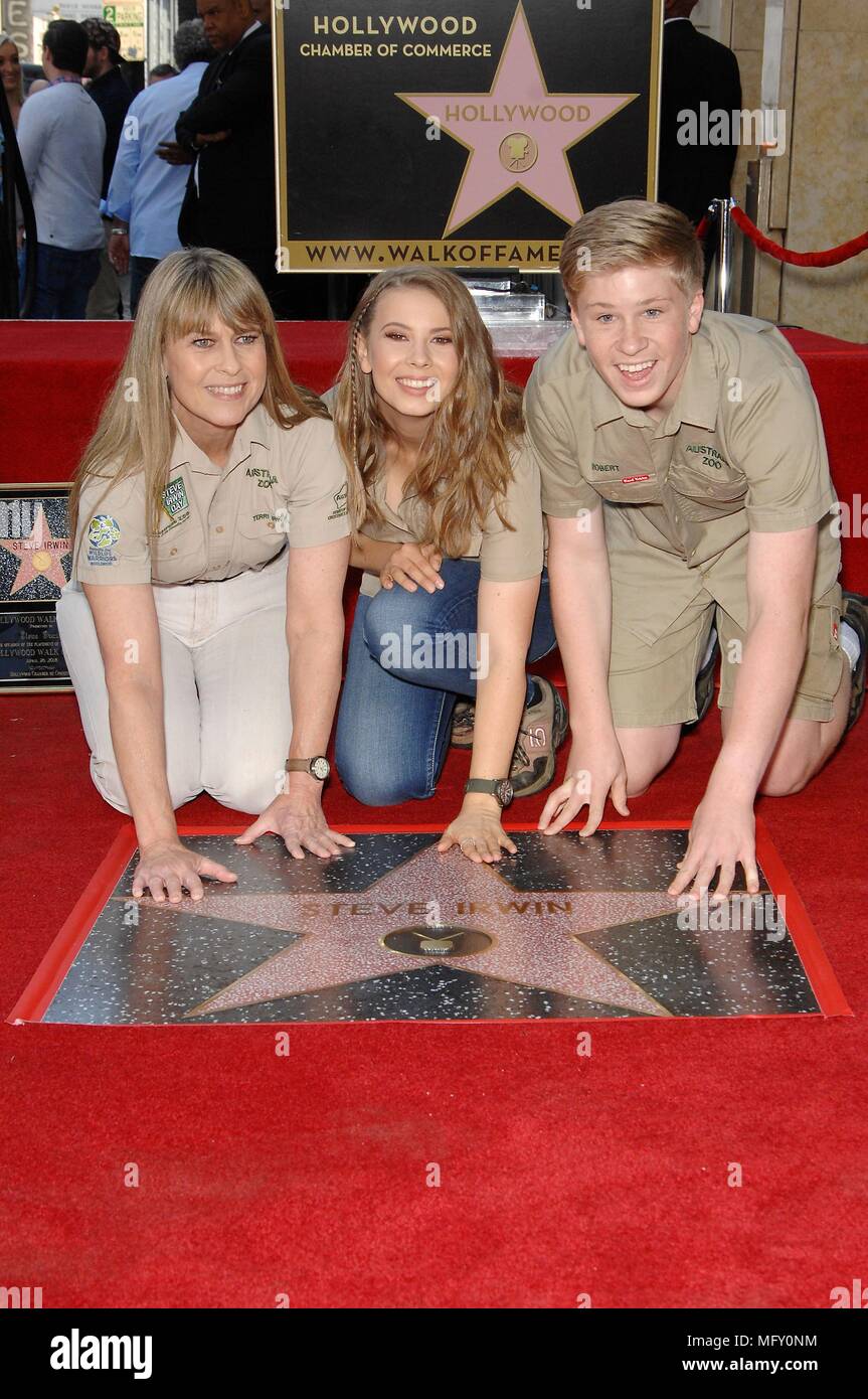 Los Angeles, CA, Stati Uniti d'America. 26 apr, 2018. Terri Irwin, Bindi Irwin, Robert Irwin alla cerimonia di investitura postuma per la stella sulla Hollywood Walk of Fame per Steve Irwin, Hollywood Boulevard, Los Angeles, CA il 26 aprile 2018. Credito: Michael Germana/Everett raccolta/Alamy Live News Foto Stock