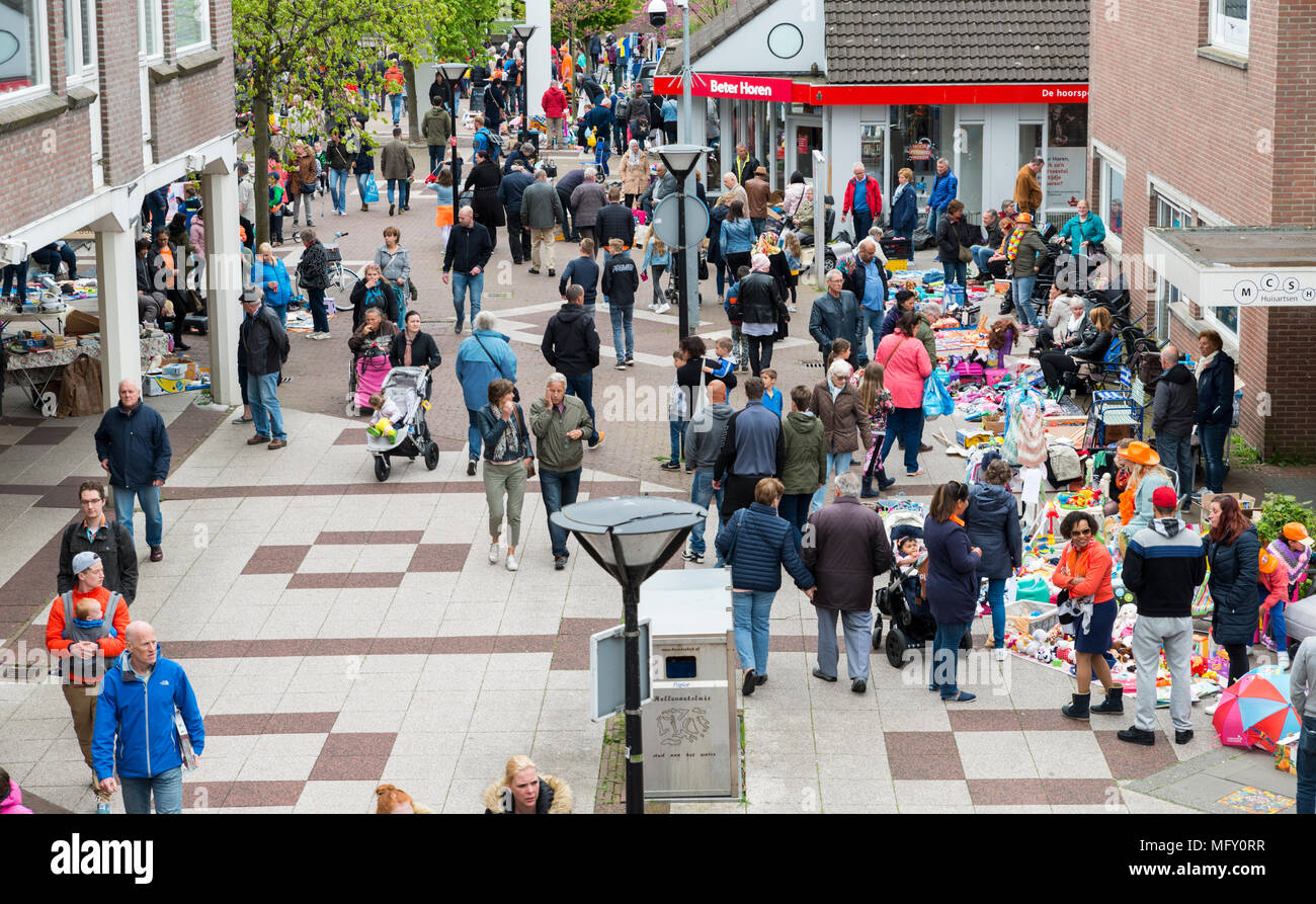 Hellevoetsluis,Olanda,27-Aprile-2018: people shopping nelle strade durante la celebrazione della kingsday,Kingsday nei Paesi Bassi è un giorno in cui le persone tentano di vendere i loro vecchi prodotti usati di credito: Chris willemsen/Alamy Live News Foto Stock