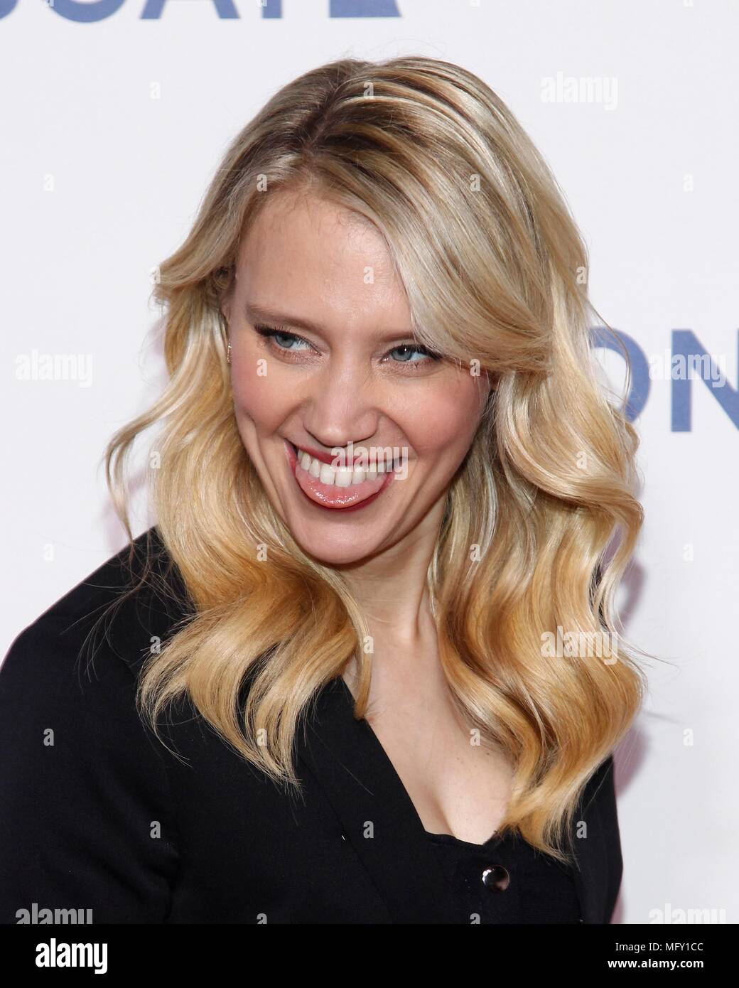 Las Vegas, NV, Stati Uniti d'America. 26 apr, 2018. Kate McKinnon presso gli arrivi per Lionsgate Cinemacon Red Carpet evento, il Colosseo al Caesars Palace a Las Vegas, NV il 26 aprile 2018. Credito: JA/Everett raccolta/Alamy Live News Foto Stock