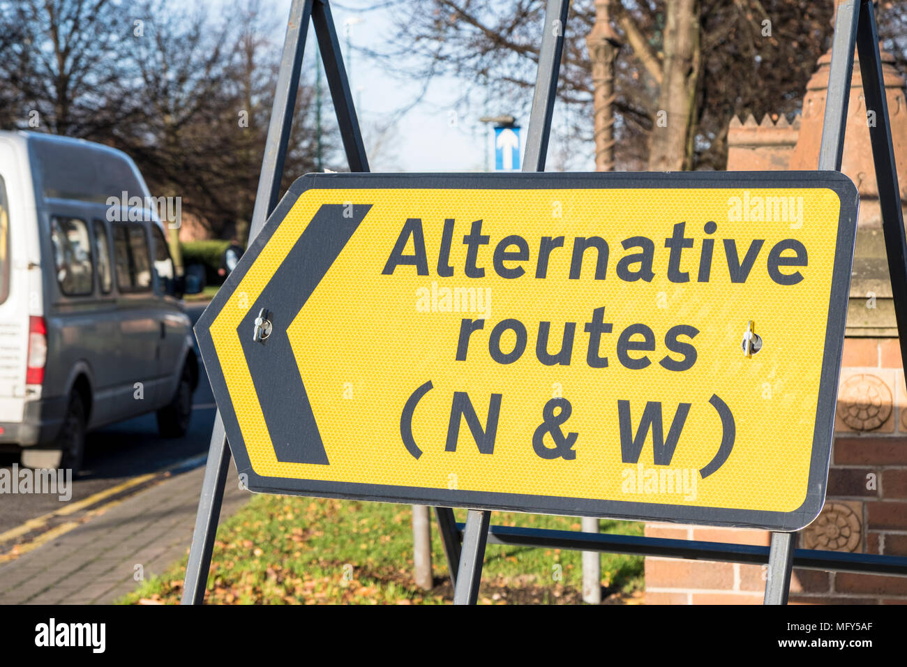Percorso alternativo. Strada temporanea firmare il reindirizzamento del traffico su percorsi alternativi, Nottingham, Inghilterra, Regno Unito Foto Stock