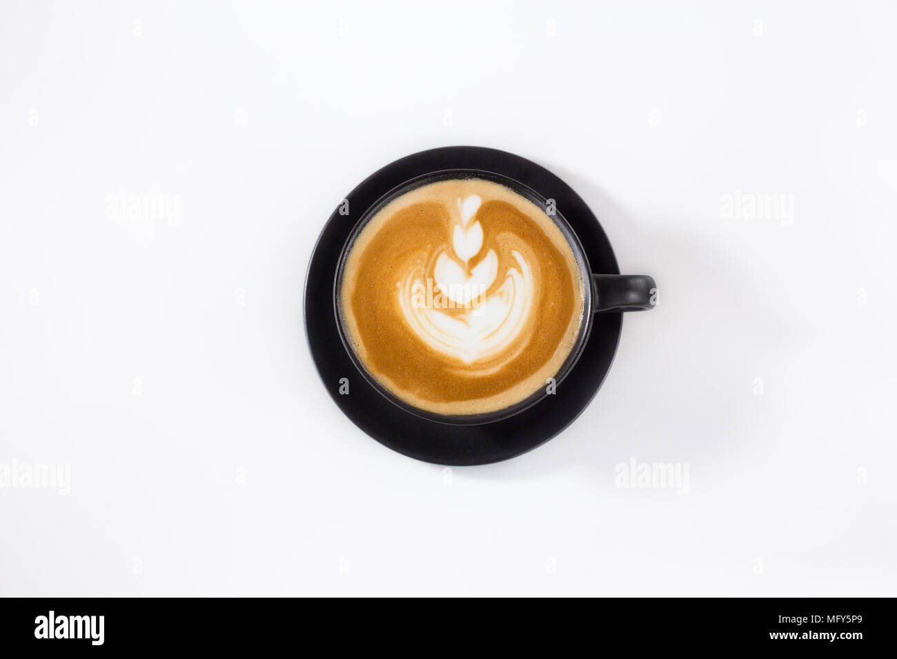 Una tazza di caffè latee sulla tazza nera in sfondo bianco isolare , vista superiore Foto Stock