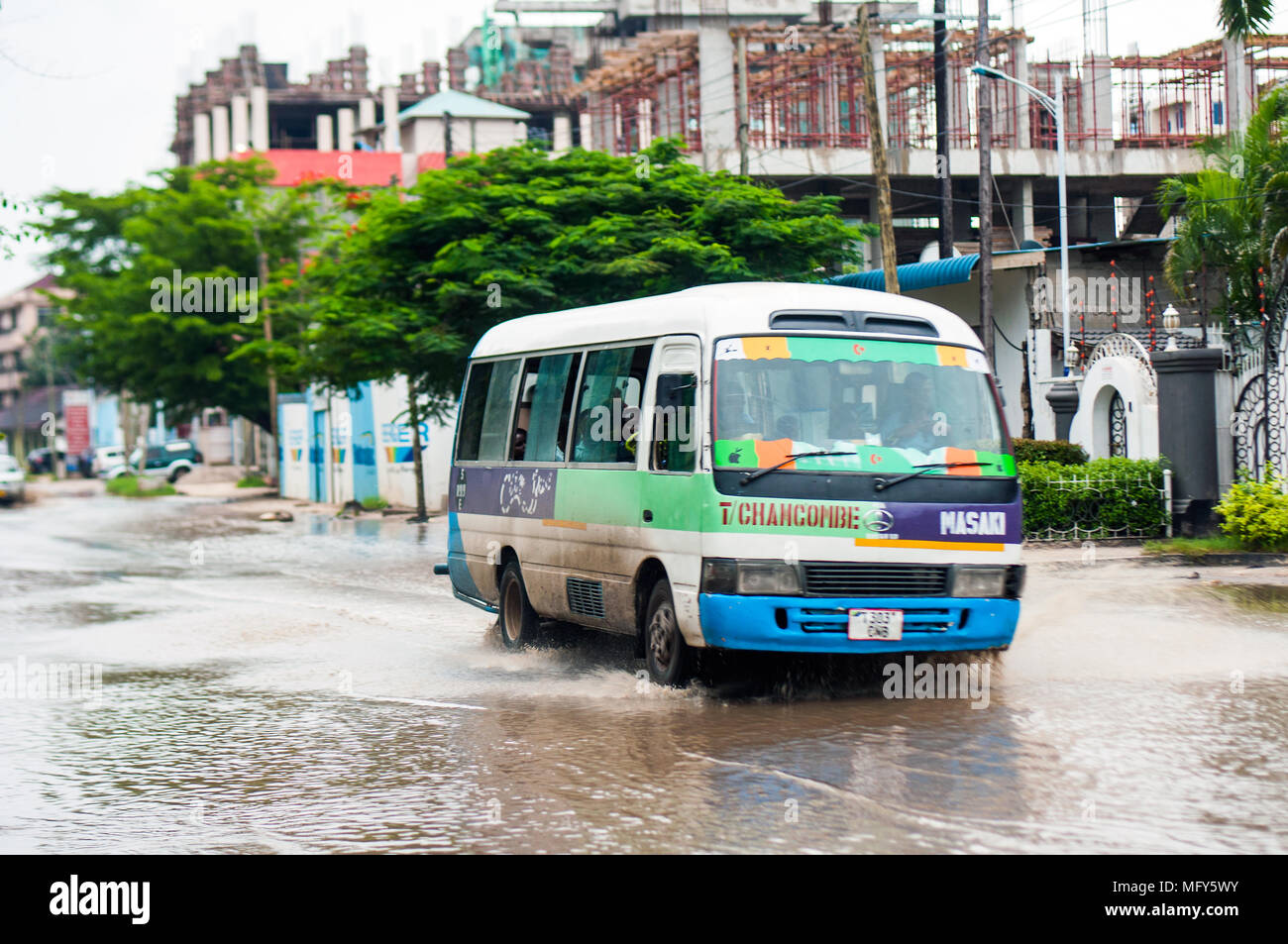 Inondazioni lungo Kimeri Avenue, Msasani, Dar es Salaam Foto Stock