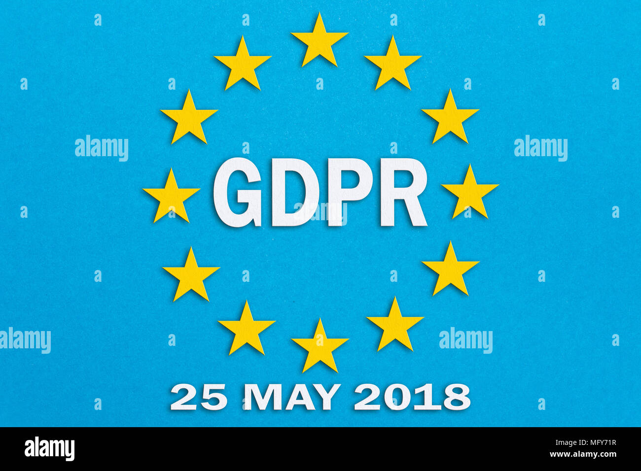 Il PILR e la bandiera dell'Unione europea su sfondo blu. L'illustrazione in papercut tecnica.generale sulla protezione dei dati il concetto di regolazione . Foto Stock
