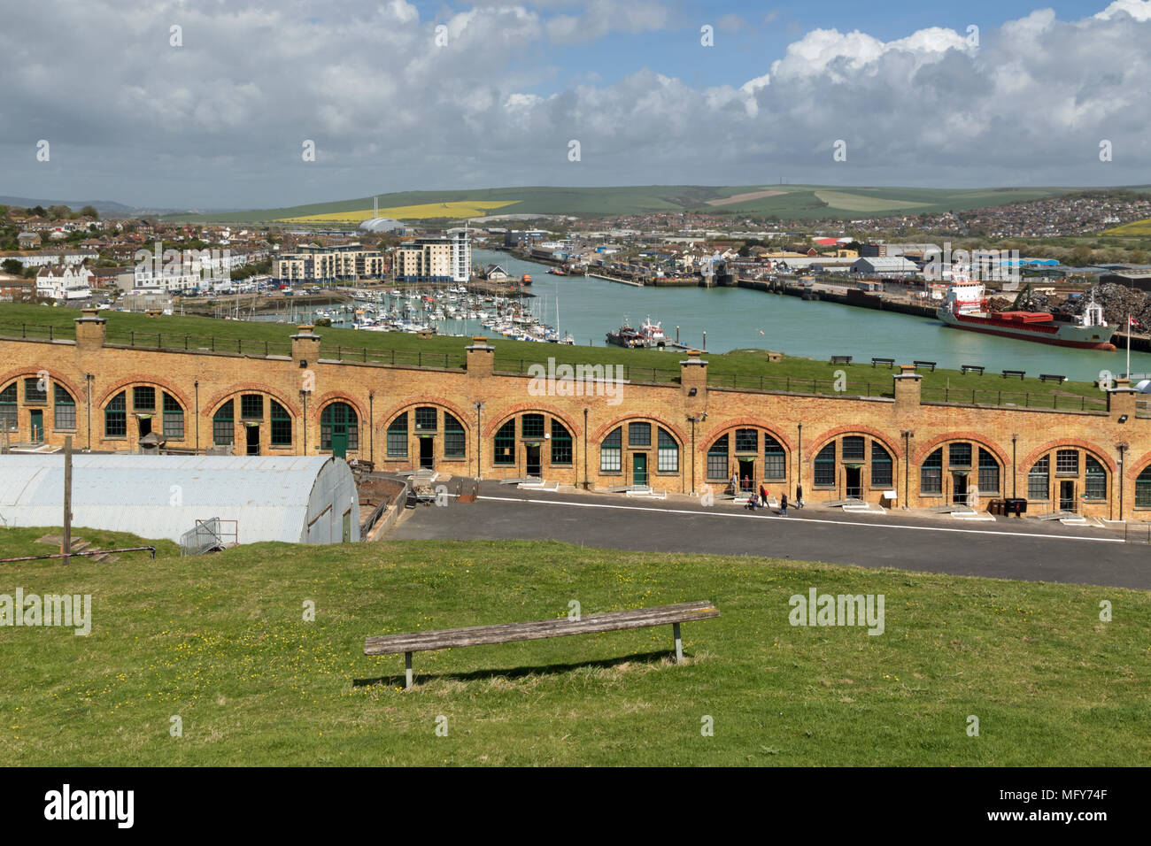 Newhaven Fort dal sentiero costiero che si affaccia sul porto di Newhaven e marina Foto Stock