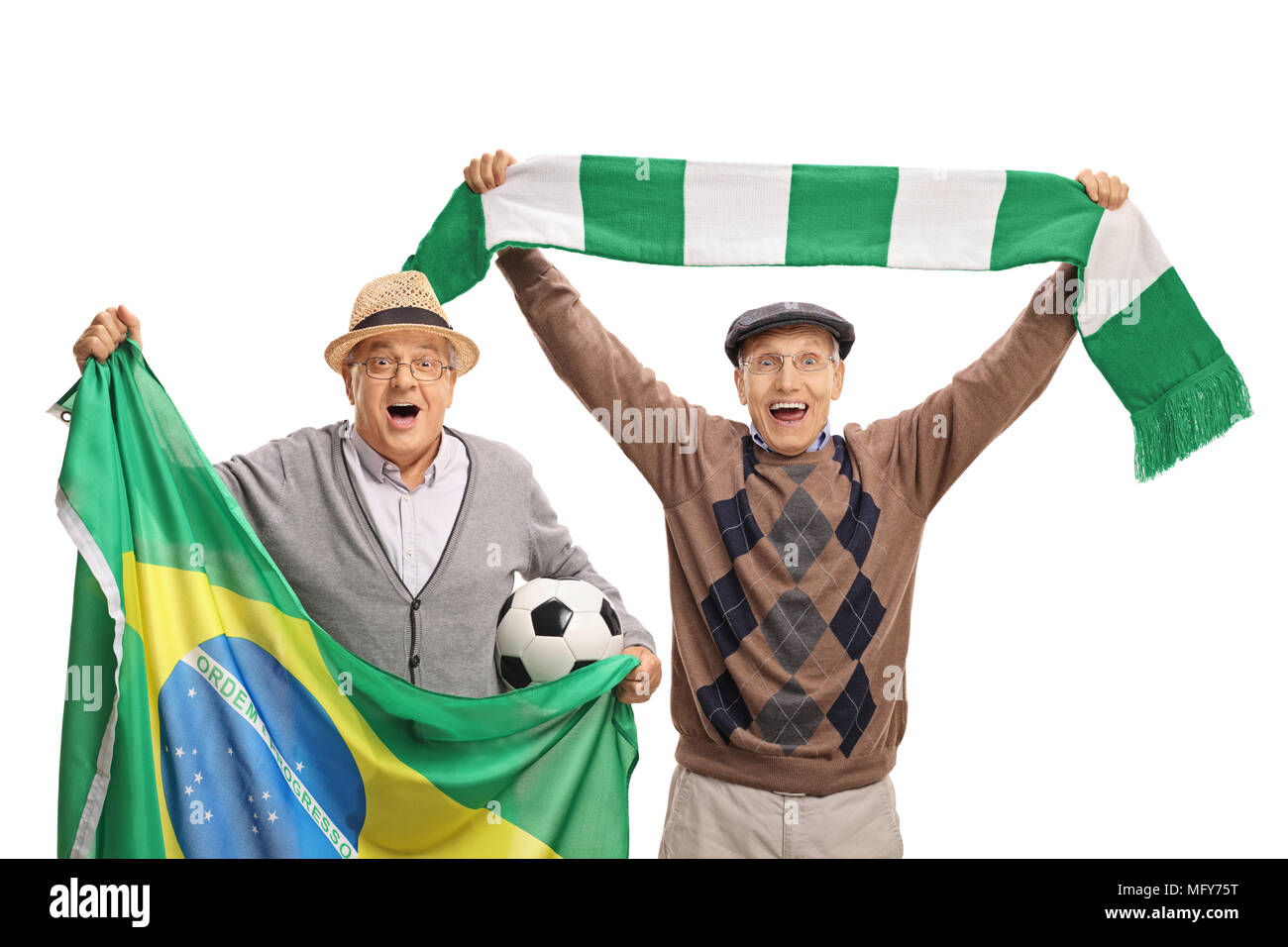 Allegro anziani appassionati di calcio con una bandiera brasiliana e un foulard isolati su sfondo bianco Foto Stock
