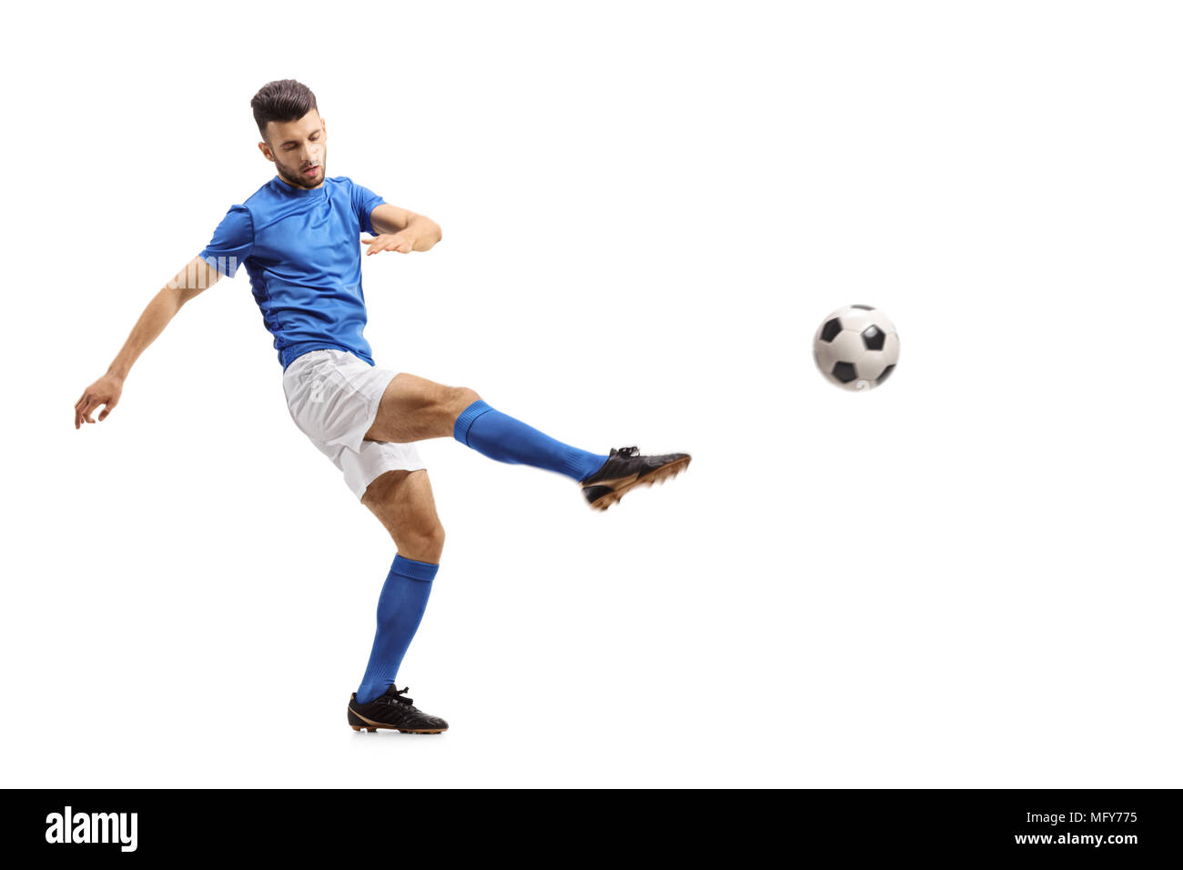 A piena lunghezza Ritratto di un giocatore di calcio calci un calcio isolati su sfondo bianco Foto Stock