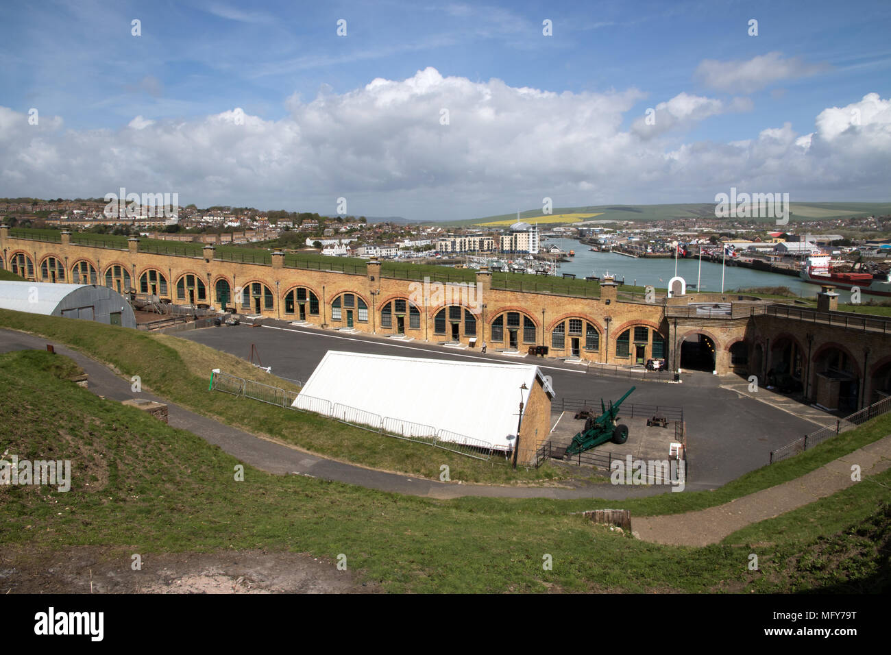 Newhaven Fort dal sentiero costiero che si affaccia sul porto di Newhaven e marina Foto Stock