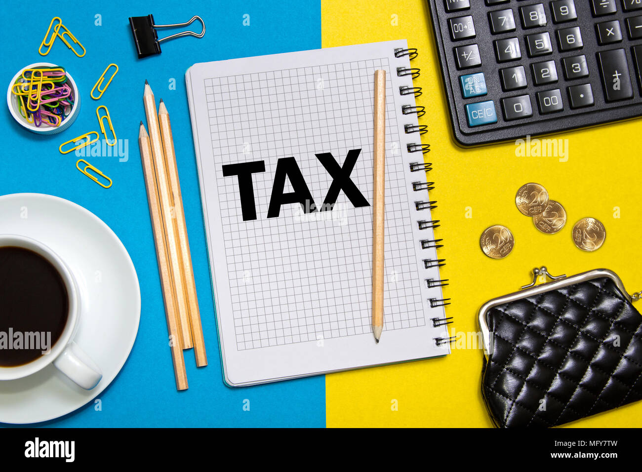 Note fiscali nel notebook sulla scrivania di un imprenditore in ufficio. Il concetto di business tax. Imposta il modello con spazio per la didascalia di testo. Foto Stock